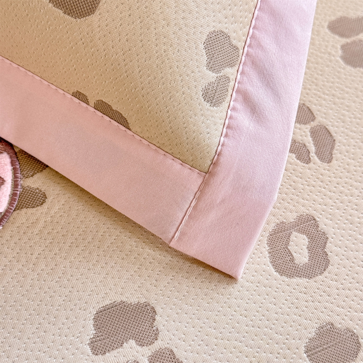 91家纺网 家纺一手货源 找家纺 优贝家纺 2026新款高克重PE聚乙中分子复合凉感软席贴布绣三件套凉席 健身猫-咖