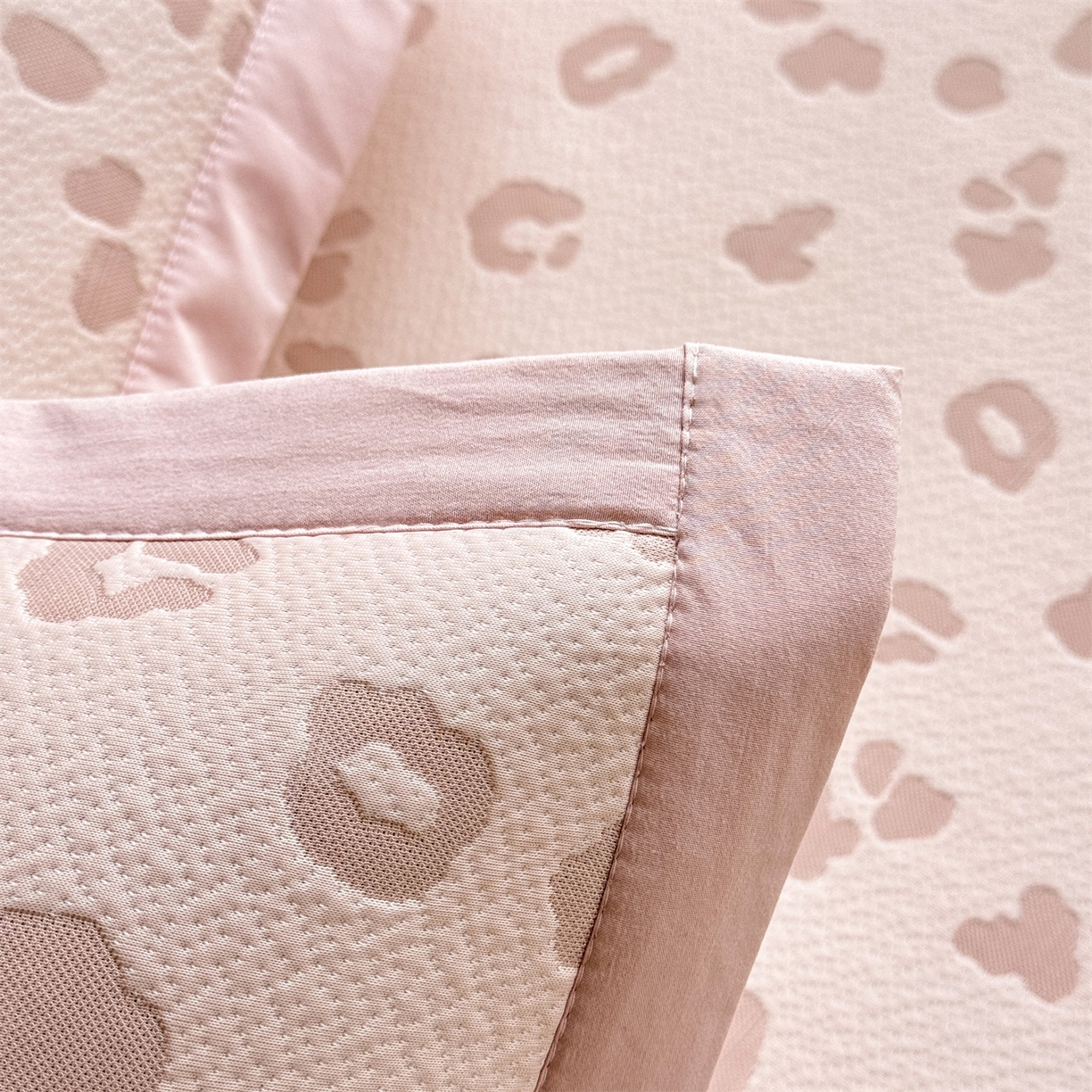 91家纺网 家纺一手货源 找家纺 优贝家纺 2026新款高克重PE聚乙中分子复合凉感软席贴布绣三件套凉席 豹纹蝴蝶