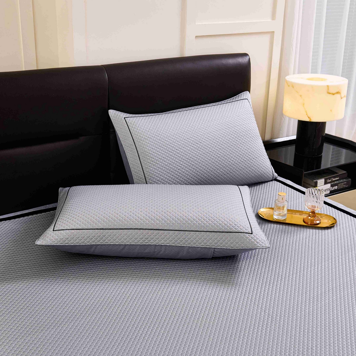 91家纺网 家纺一手货源 找家纺 梵克保罗 2026春夏新款凉感豆豆席极简织带平席款凉席极简贴边款 极简灰