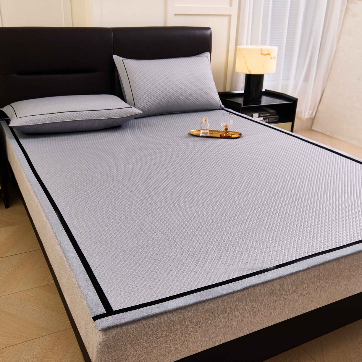 91家纺网 家纺一手货源 找家纺 梵克保罗 2026春夏新款凉感豆豆席极简织带平席款凉席极简贴边款 极简灰