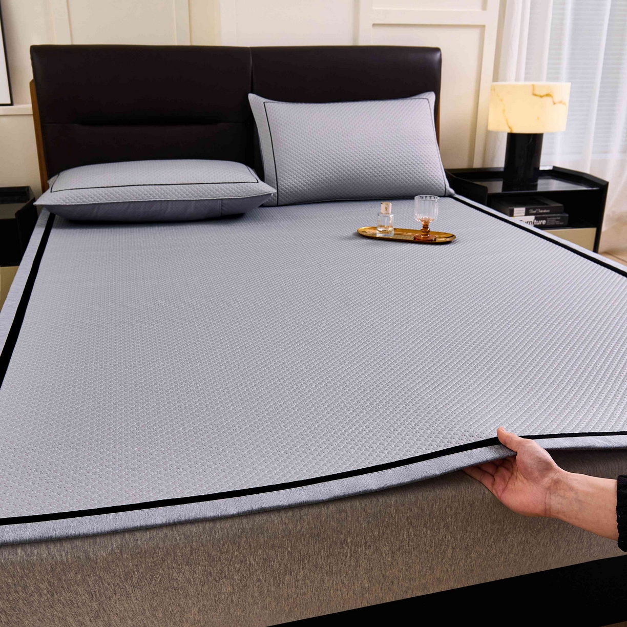 91家纺网 家纺一手货源 找家纺 梵克保罗 2026春夏新款凉感豆豆席极简织带平席款凉席极简贴边款 极简灰