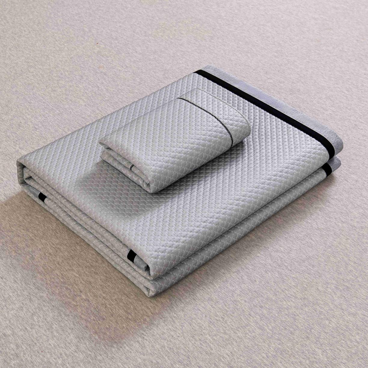 91家纺网 家纺一手货源 找家纺 梵克保罗 2026春夏新款凉感豆豆席极简织带平席款凉席极简贴边款 极简灰