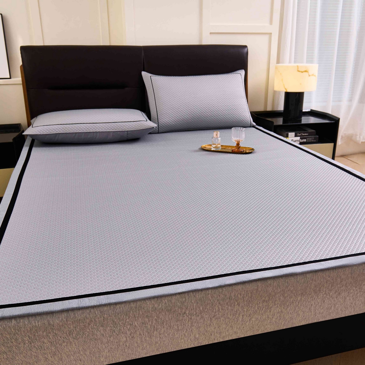 91家纺网 家纺一手货源 找家纺 梵克保罗 2026春夏新款凉感豆豆席极简织带平席款凉席极简贴边款 极简灰