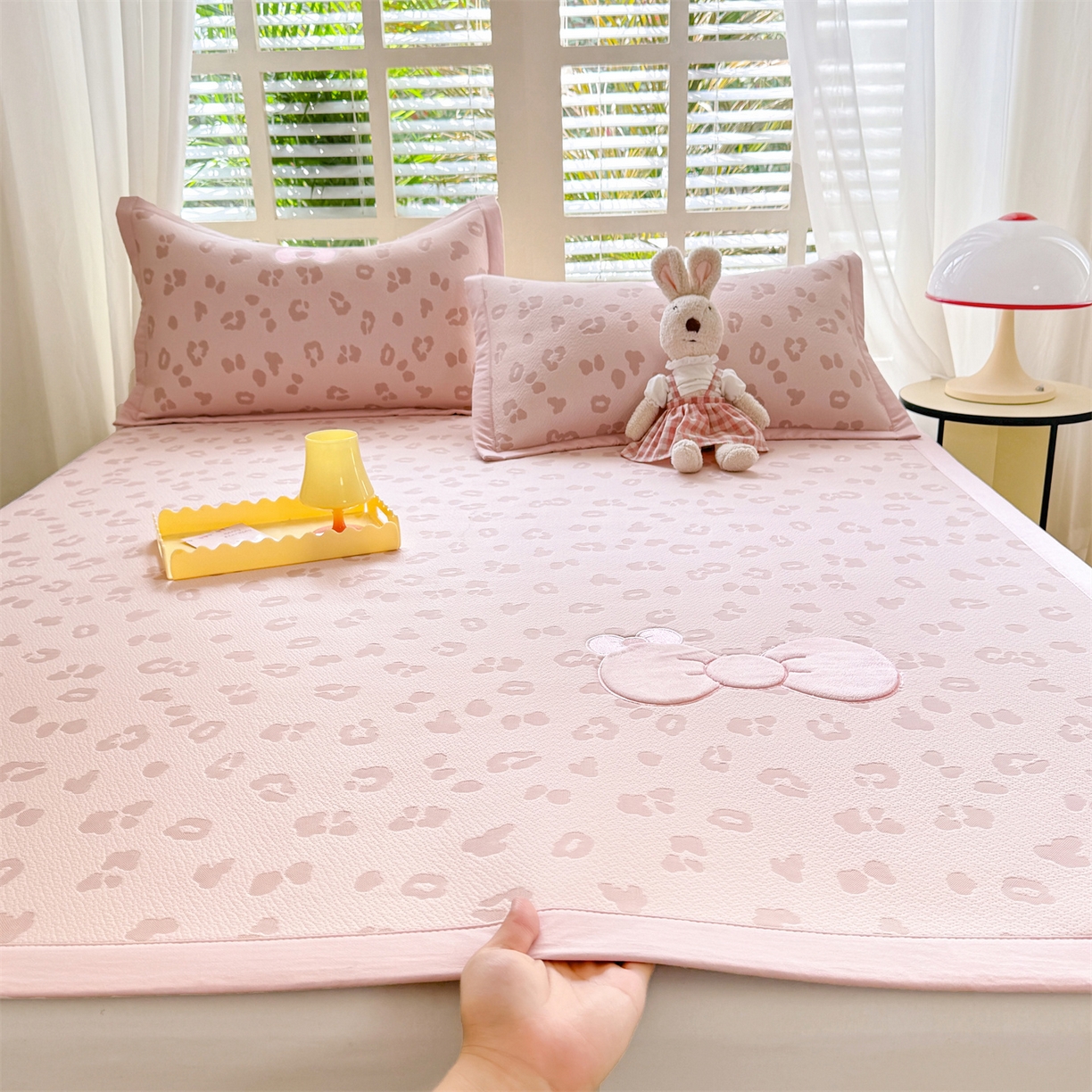 91家纺网 家纺一手货源 找家纺 绒棉世家 2026新款高克重PE聚乙中分子复合凉感软席贴布绣三件套凉席 豹纹蝴蝶