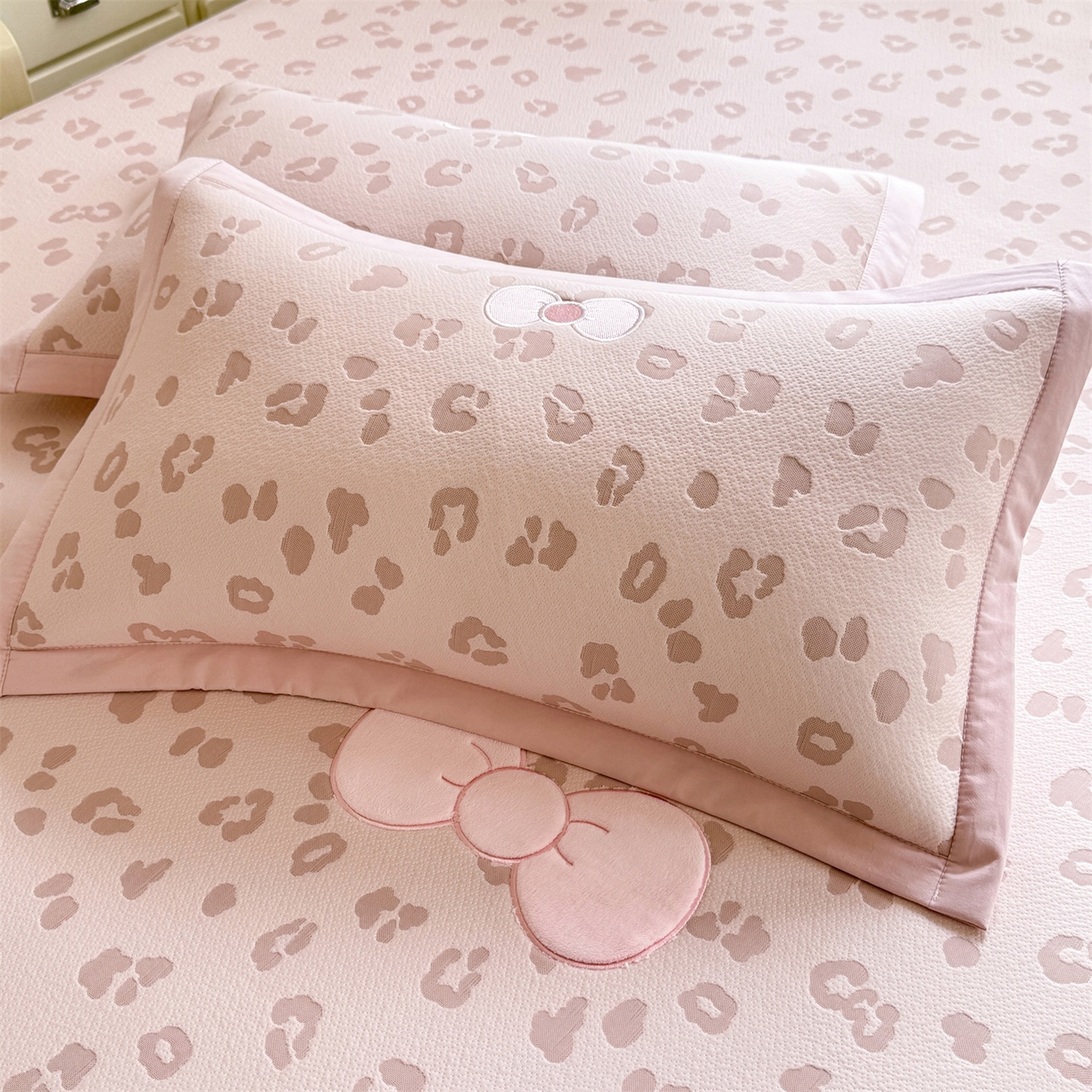 91家纺网 家纺一手货源 找家纺 绒棉世家 2026新款高克重PE聚乙中分子复合凉感软席贴布绣三件套凉席 豹纹蝴蝶