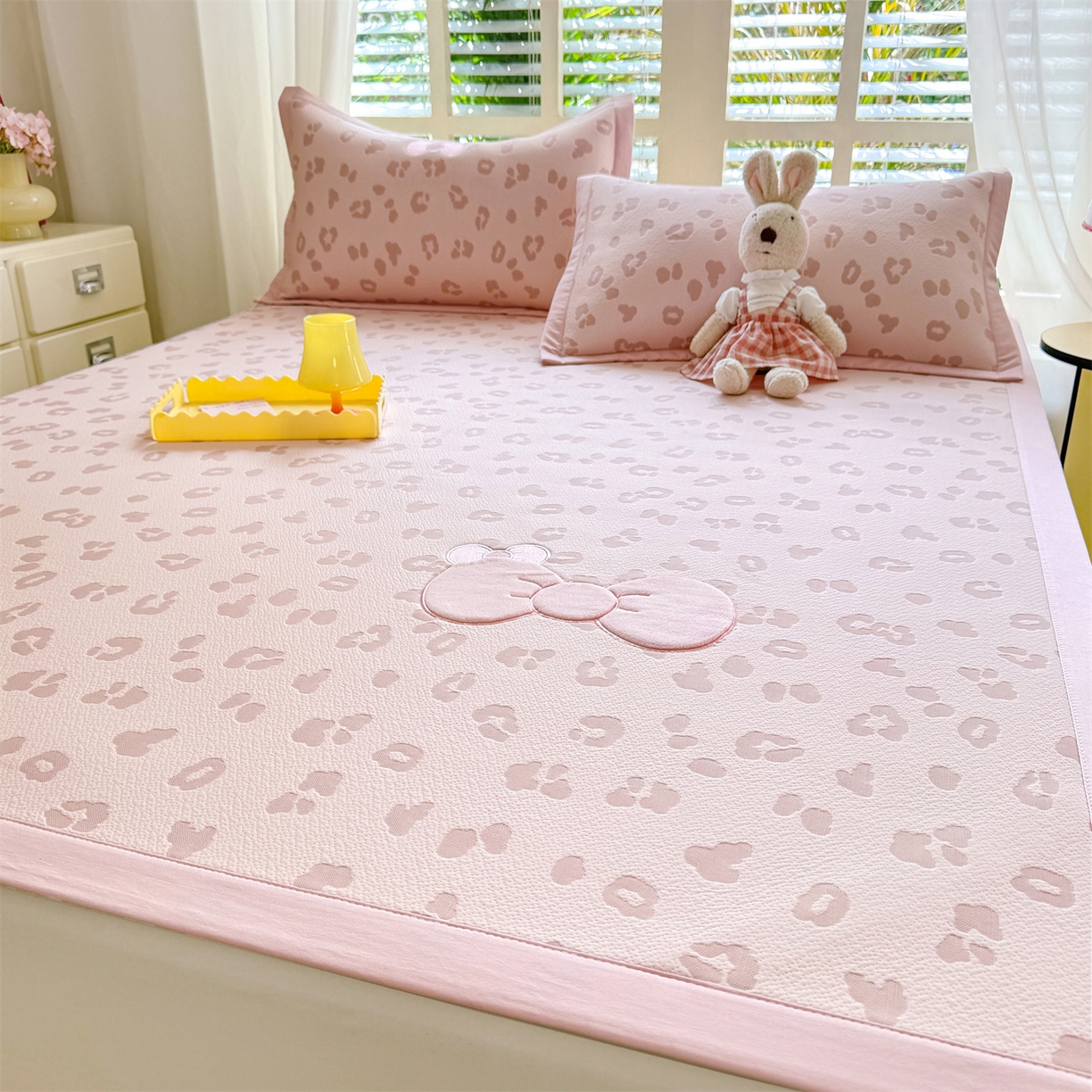 91家纺网 家纺一手货源 找家纺 绒棉世家 2026新款高克重PE聚乙中分子复合凉感软席贴布绣三件套凉席 豹纹蝴蝶