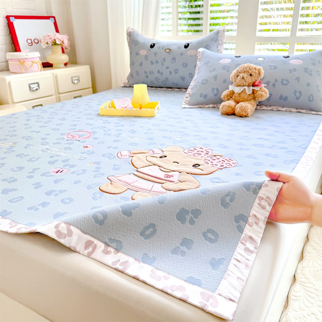 91家纺网 家纺一手货源 找家纺 绒棉世家 2026新款高克重PE聚乙中分子复合凉感软席贴布绣三件套凉席 健身猫-蓝