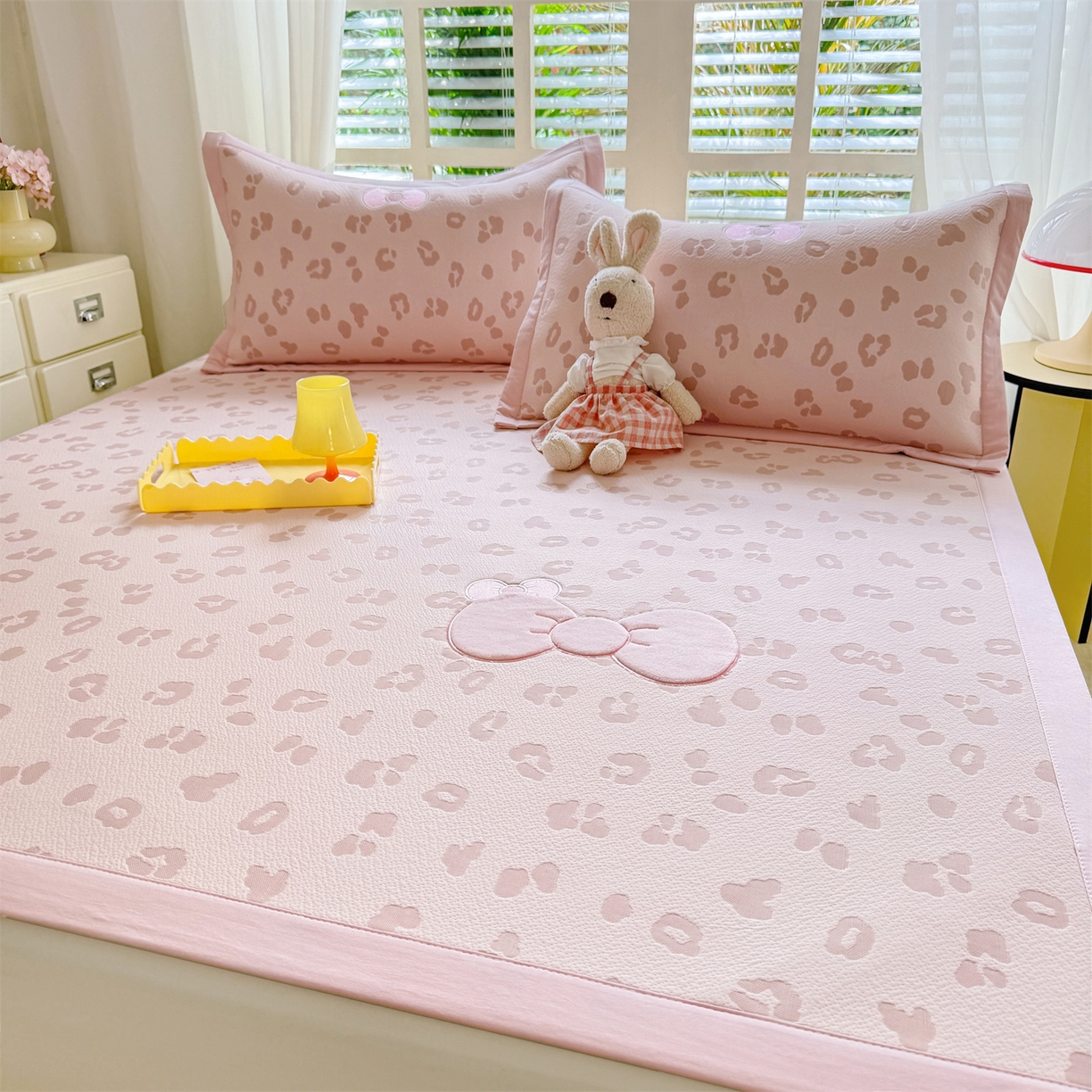 91家纺网 家纺一手货源 找家纺 绒棉世家 2026新款高克重PE聚乙中分子复合凉感软席贴布绣三件套凉席 豹纹蝴蝶