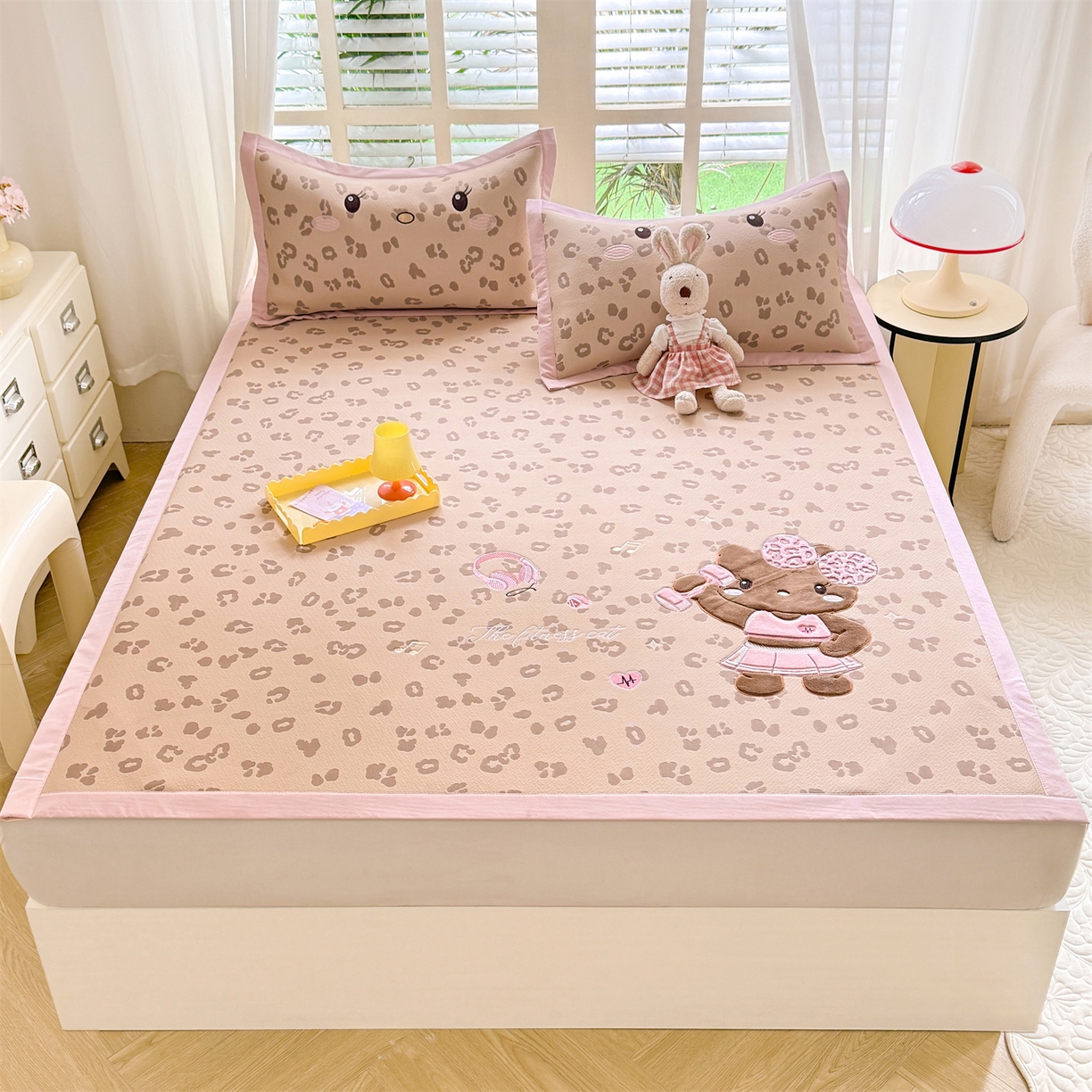 91家纺网 家纺一手货源 找家纺 绒棉世家 2026新款高克重PE聚乙中分子复合凉感软席贴布绣三件套凉席 健身猫-咖