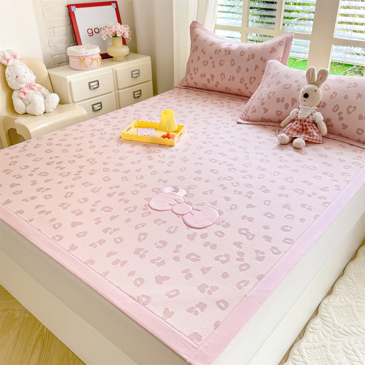 91家纺网 家纺一手货源 找家纺 绒棉世家 2026新款高克重PE聚乙中分子复合凉感软席贴布绣三件套凉席 豹纹蝴蝶