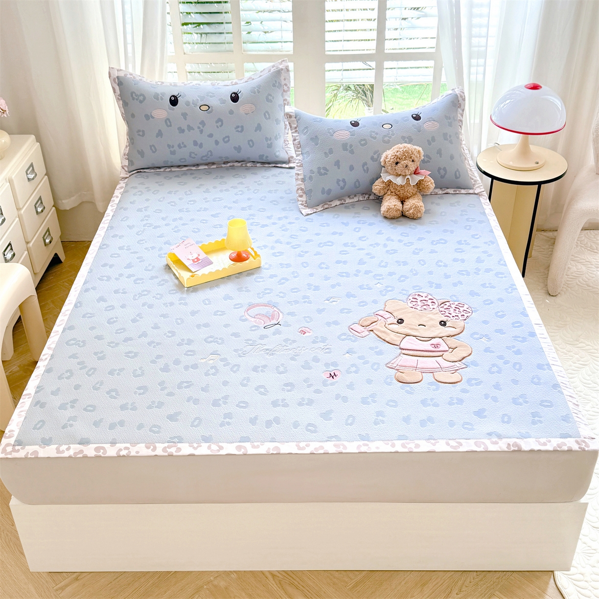 91家纺网 家纺一手货源 找家纺 绒棉世家 2026新款高克重PE聚乙中分子复合凉感软席贴布绣三件套凉席 健身猫-蓝