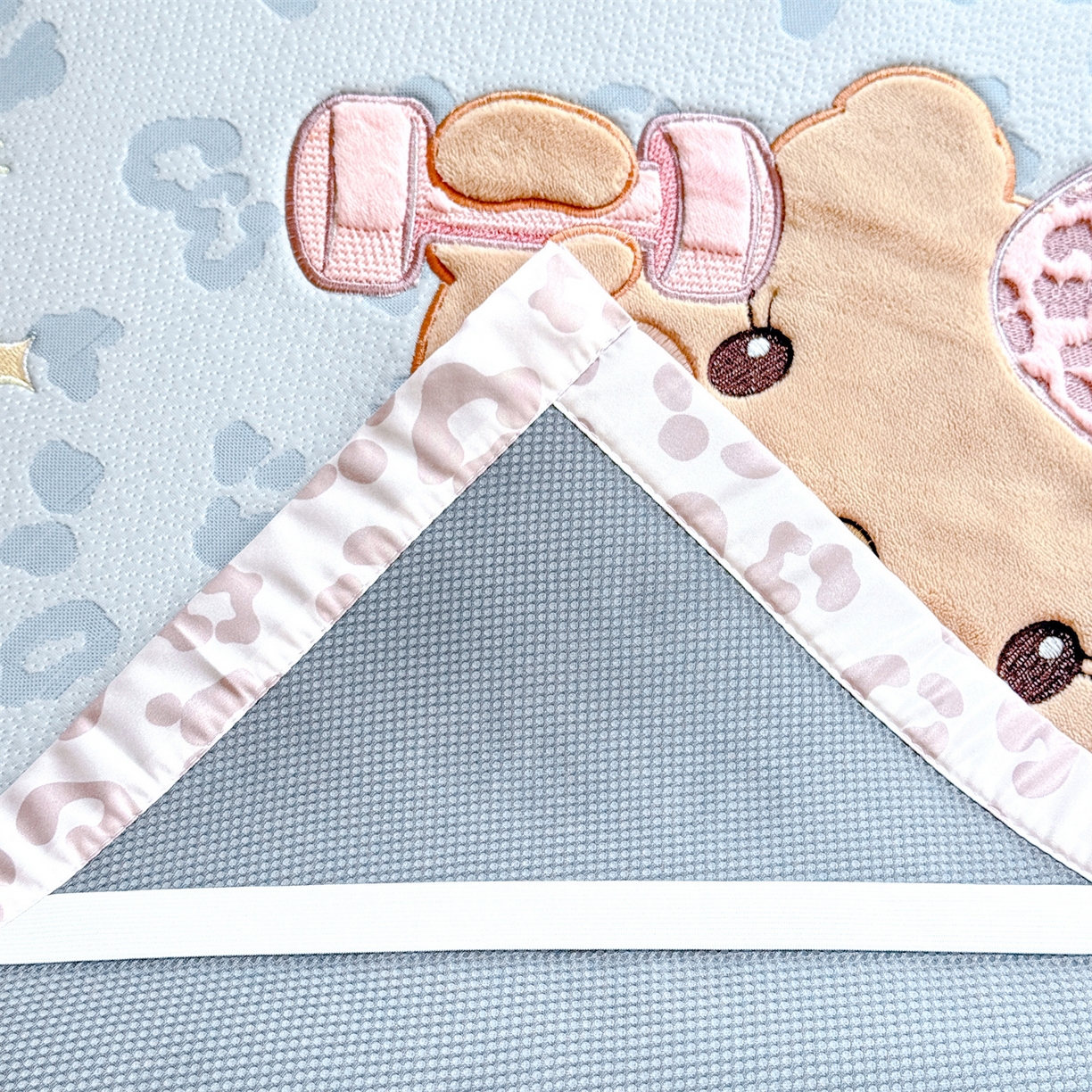 91家纺网 家纺一手货源 找家纺 绒棉世家 2026新款高克重PE聚乙中分子复合凉感软席贴布绣三件套凉席 健身猫-蓝