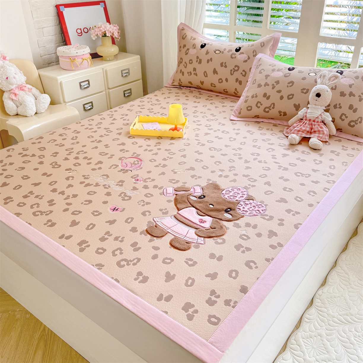 91家纺网 家纺一手货源 找家纺 绒棉世家 2026新款高克重PE聚乙中分子复合凉感软席贴布绣三件套凉席 健身猫-咖