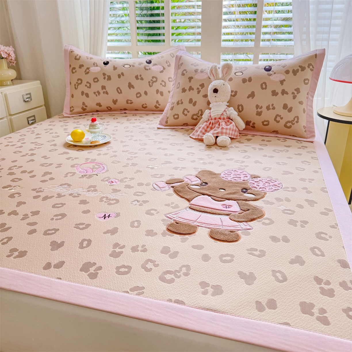 91家纺网 家纺一手货源 找家纺 绒棉世家 2026新款高克重PE聚乙中分子复合凉感软席贴布绣三件套凉席 健身猫-咖