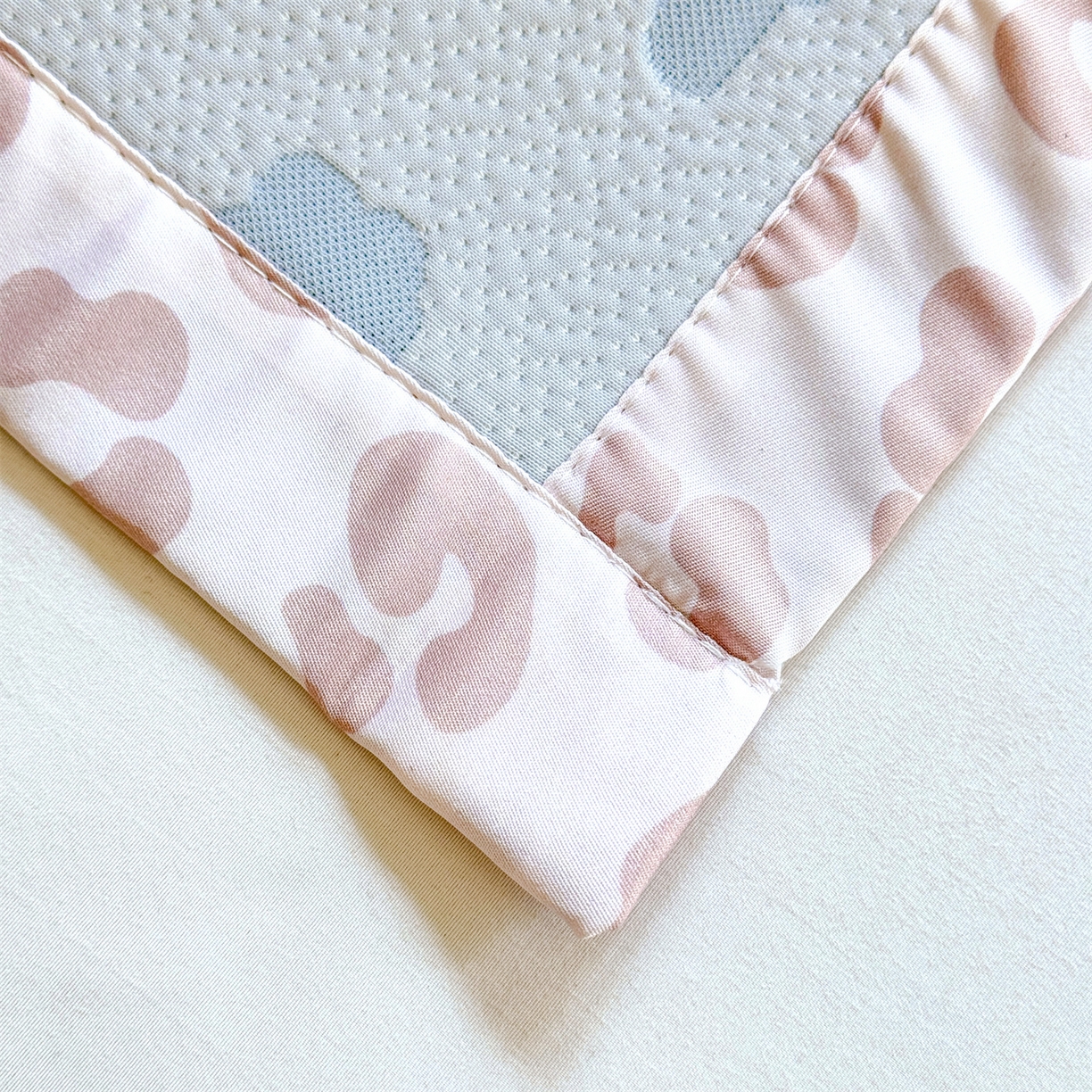 91家纺网 家纺一手货源 找家纺 绒棉世家 2026新款高克重PE聚乙中分子复合凉感软席贴布绣三件套凉席 健身猫-蓝