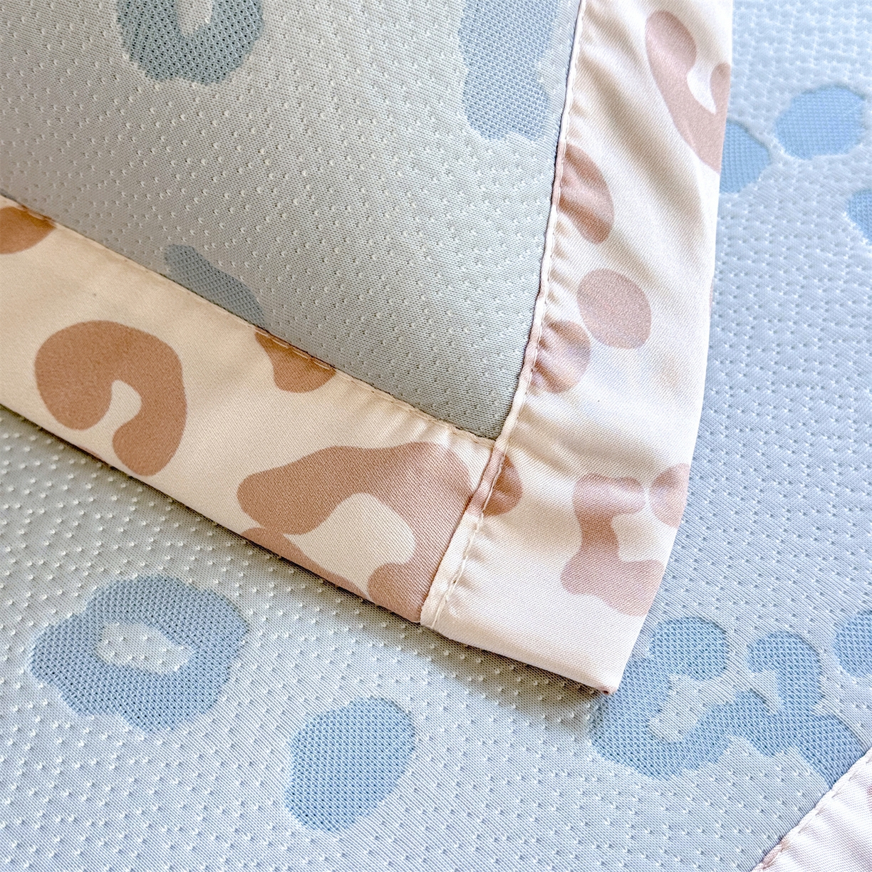 91家纺网 家纺一手货源 找家纺 绒棉世家 2026新款高克重PE聚乙中分子复合凉感软席贴布绣三件套凉席 健身猫-蓝