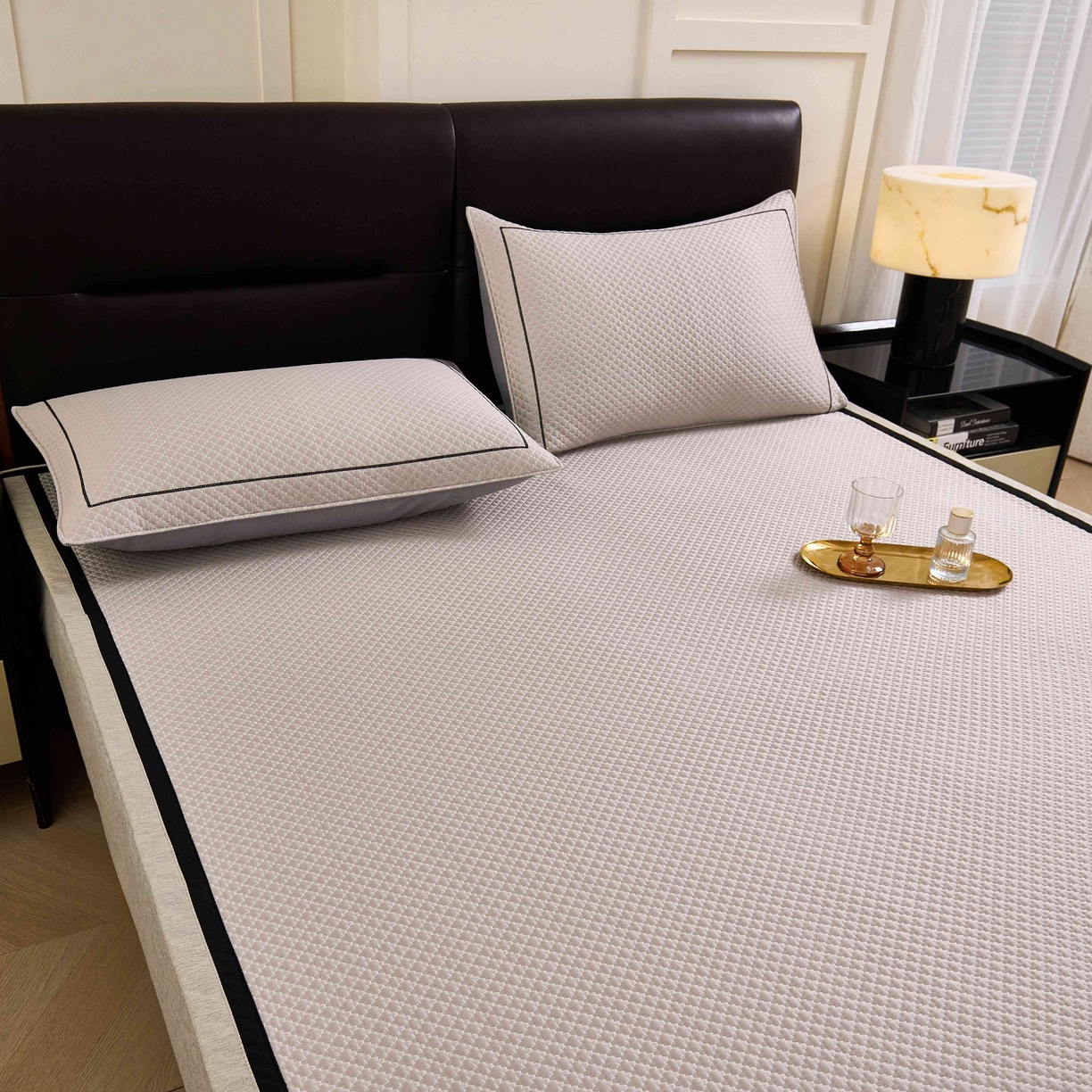 91家纺网 家纺一手货源 找家纺 梵克保罗 2026春夏新款凉感豆豆席极简织带平席款凉席极简贴边款 极简咖