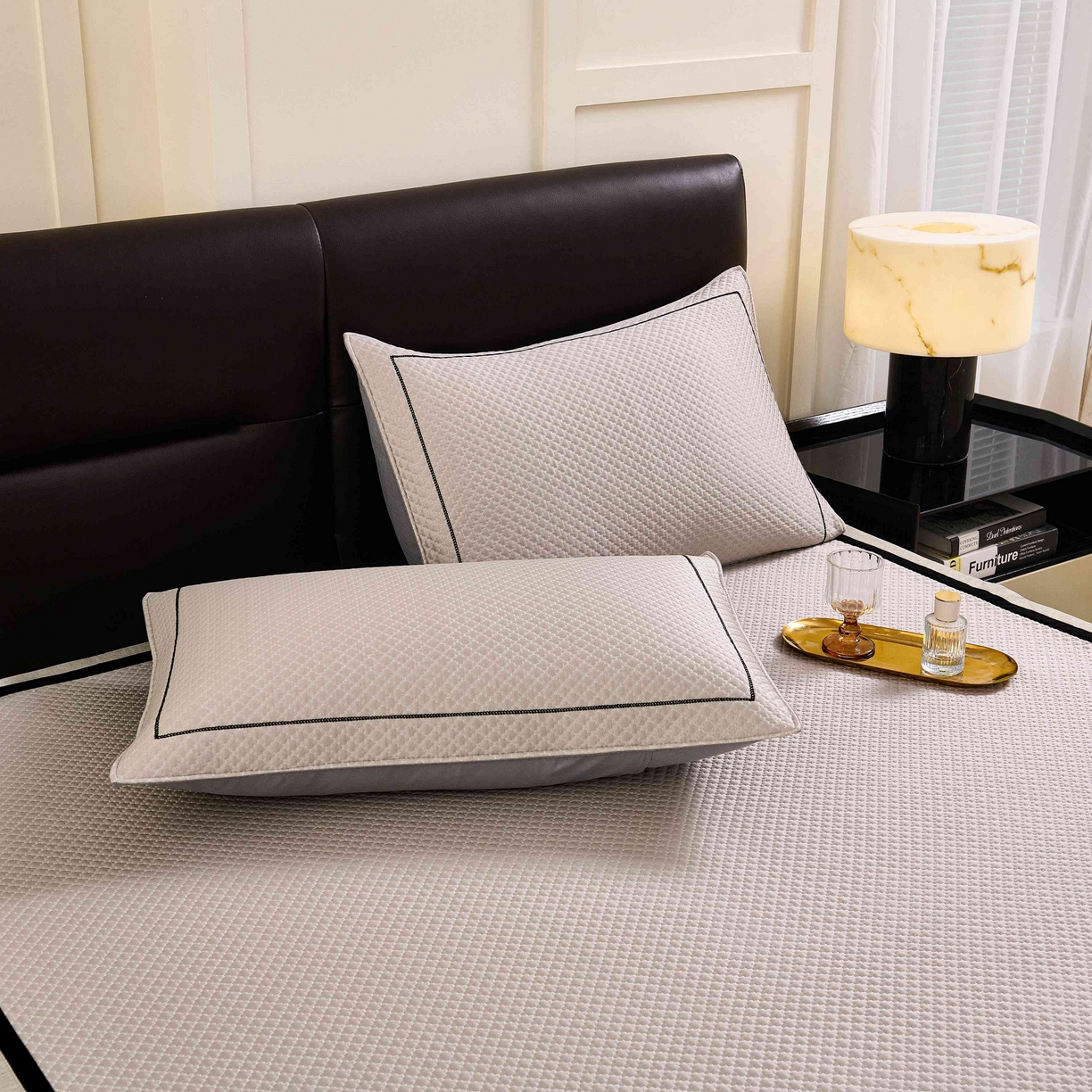 91家纺网 家纺一手货源 找家纺 梵克保罗 2026春夏新款凉感豆豆席极简织带平席款凉席极简贴边款 极简咖