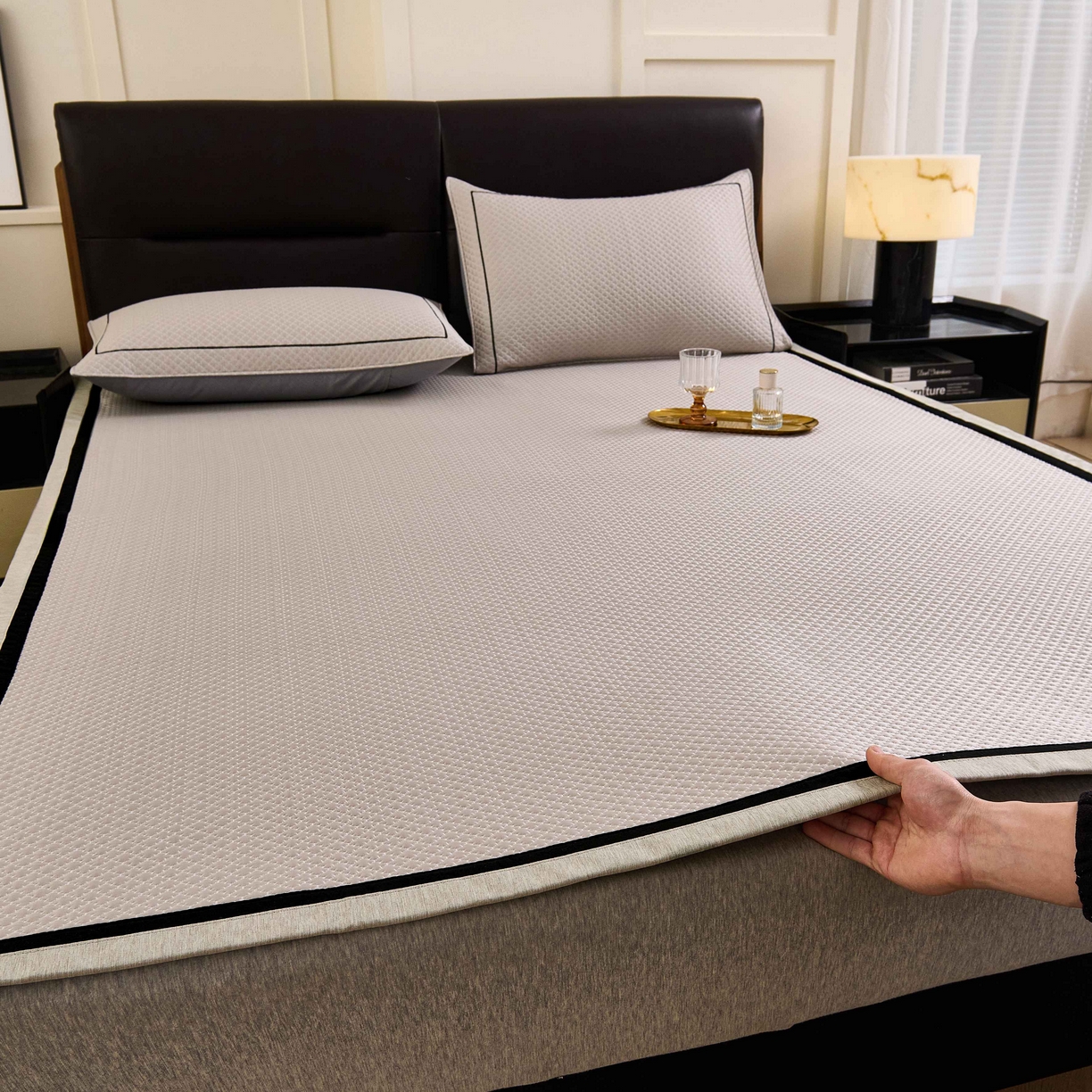 91家纺网 家纺一手货源 找家纺 梵克保罗 2026春夏新款凉感豆豆席极简织带平席款凉席极简贴边款 极简咖