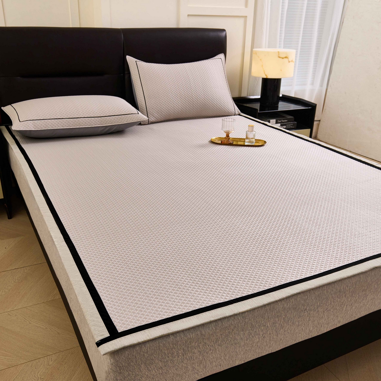 91家纺网 家纺一手货源 找家纺 梵克保罗 2026春夏新款凉感豆豆席极简织带平席款凉席极简贴边款 极简咖