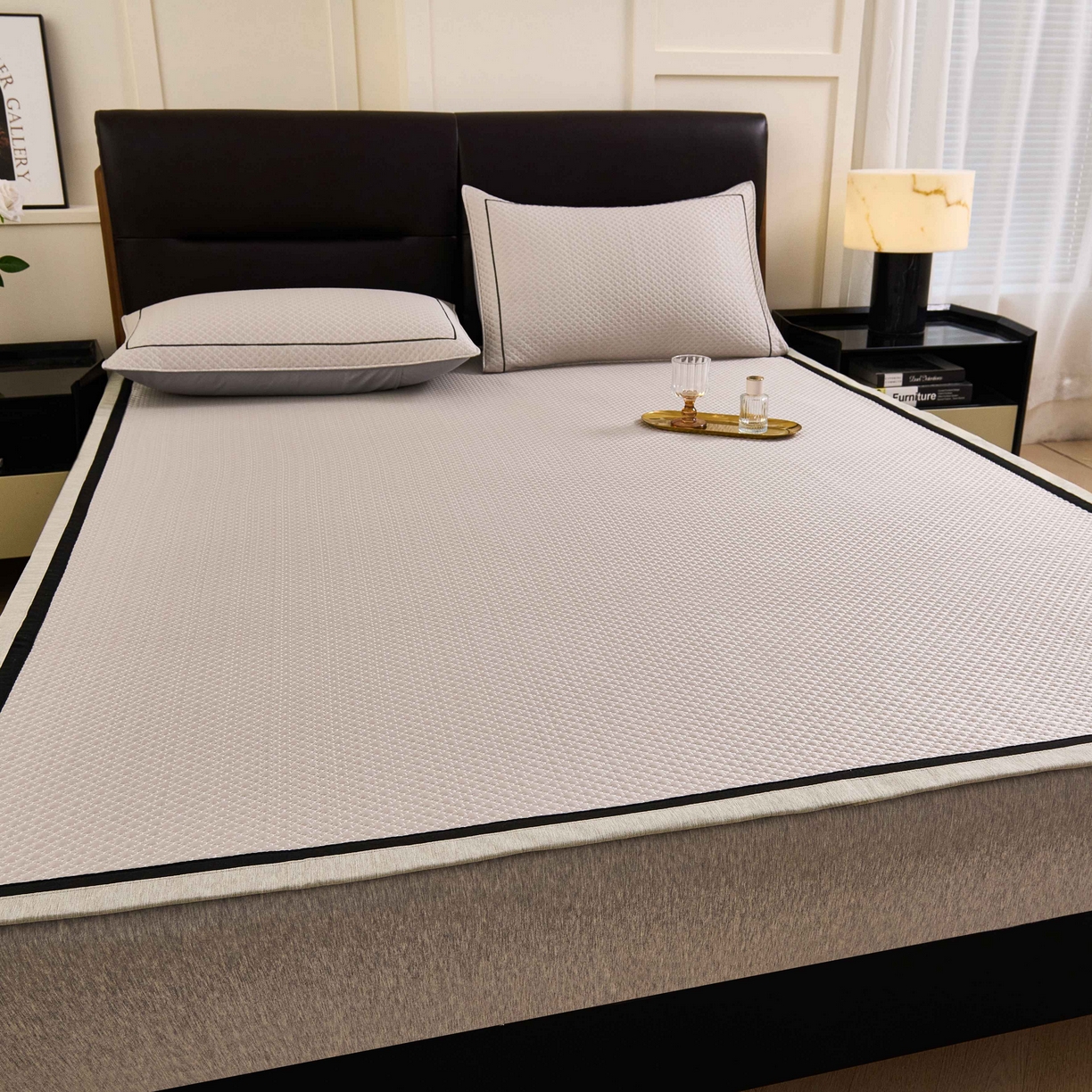 91家纺网 家纺一手货源 找家纺 梵克保罗 2026春夏新款凉感豆豆席极简织带平席款凉席极简贴边款 极简咖