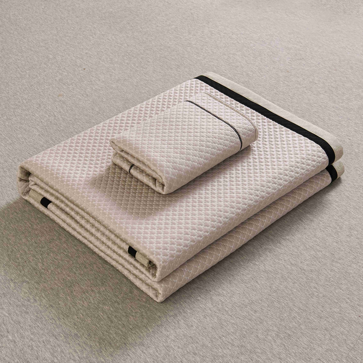 91家纺网 家纺一手货源 找家纺 梵克保罗 2026春夏新款凉感豆豆席极简织带平席款凉席极简贴边款 极简咖