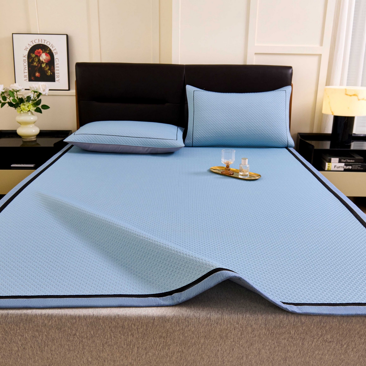 91家纺网 家纺一手货源 找家纺 梵克保罗 2026春夏新款凉感豆豆席极简织带平席款凉席极简贴边款 极简蓝