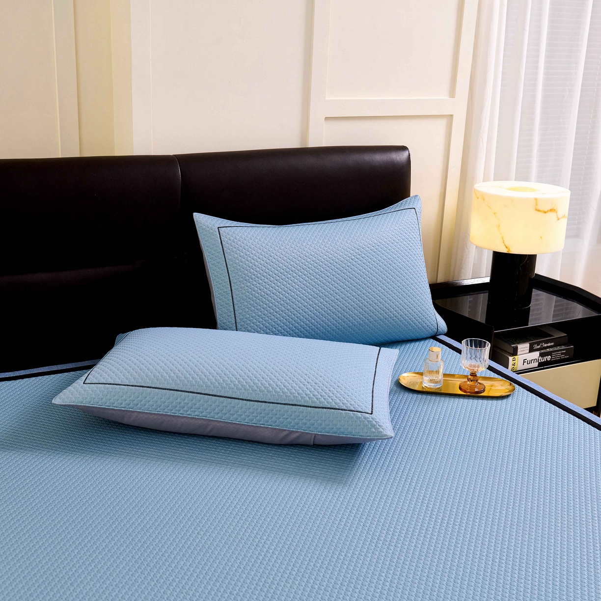 91家纺网 家纺一手货源 找家纺 梵克保罗 2026春夏新款凉感豆豆席极简织带平席款凉席极简贴边款 极简蓝