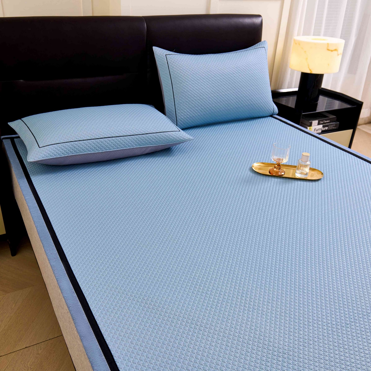 91家纺网 家纺一手货源 找家纺 梵克保罗 2026春夏新款凉感豆豆席极简织带平席款凉席极简贴边款 极简蓝