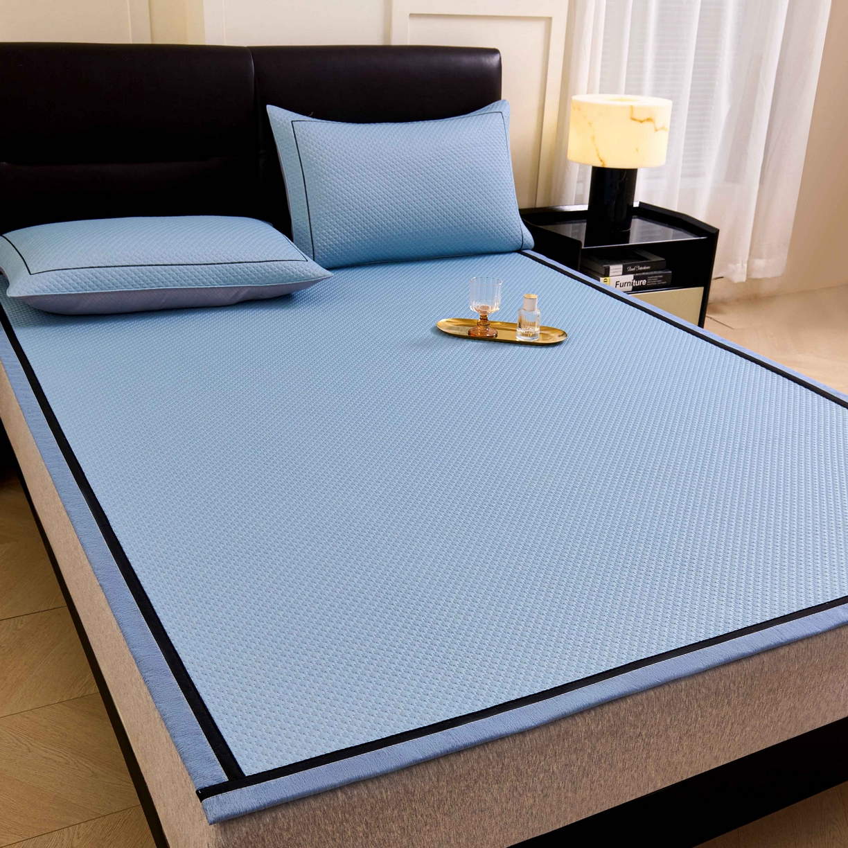 91家纺网 家纺一手货源 找家纺 梵克保罗 2026春夏新款凉感豆豆席极简织带平席款凉席极简贴边款 极简蓝