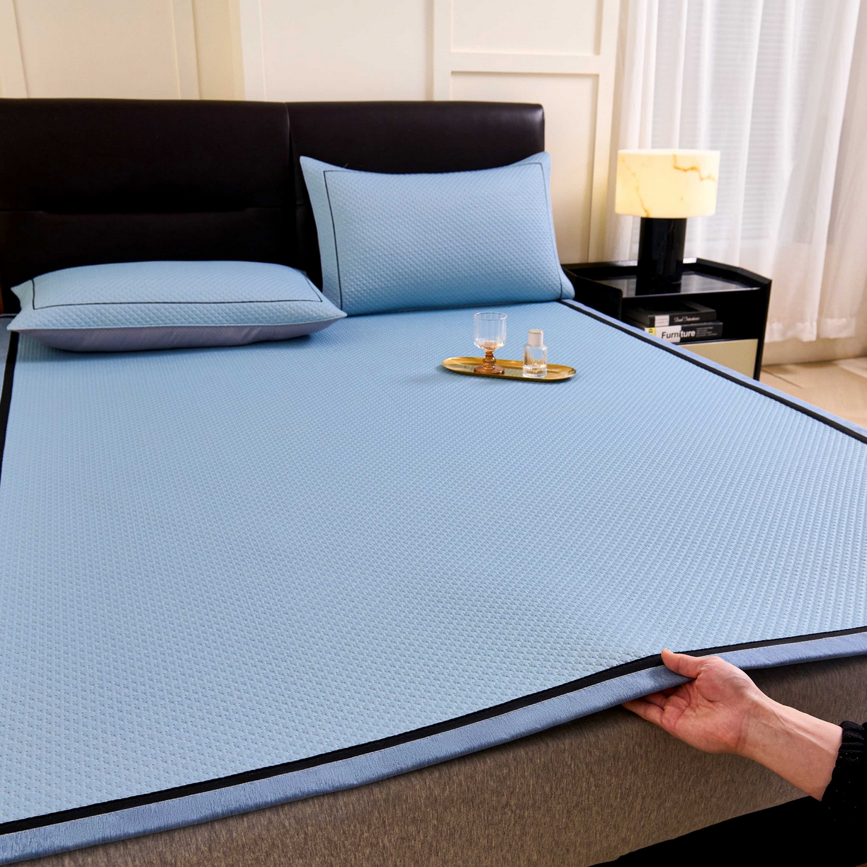 91家纺网 家纺一手货源 找家纺 梵克保罗 2026春夏新款凉感豆豆席极简织带平席款凉席极简贴边款 极简蓝