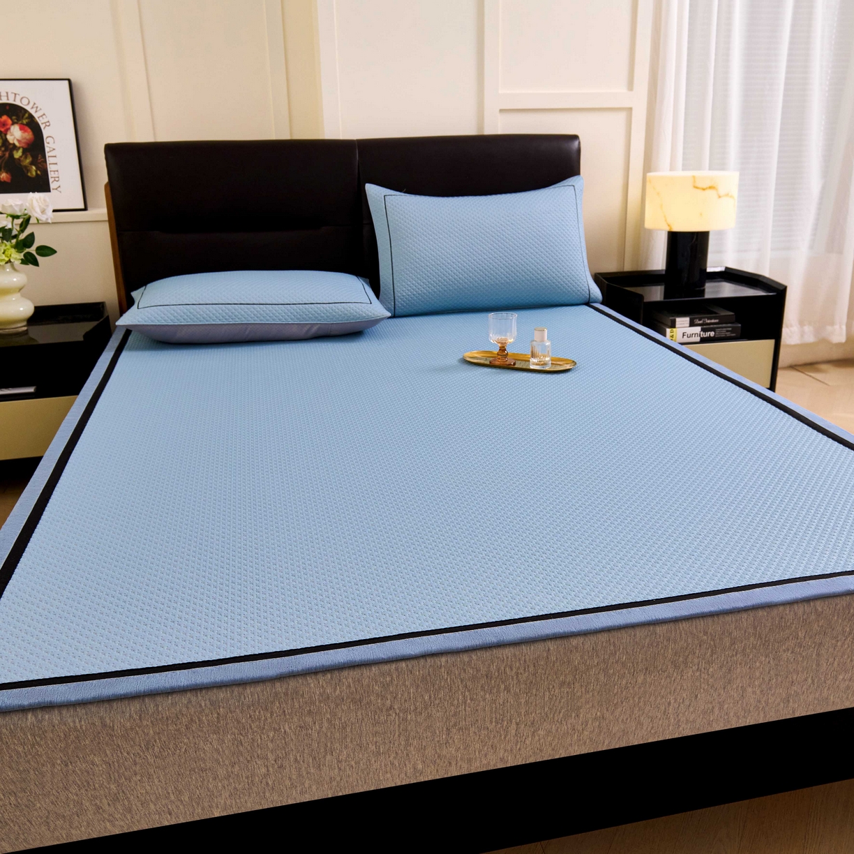 91家纺网 家纺一手货源 找家纺 梵克保罗 2026春夏新款凉感豆豆席极简织带平席款凉席极简贴边款 极简蓝