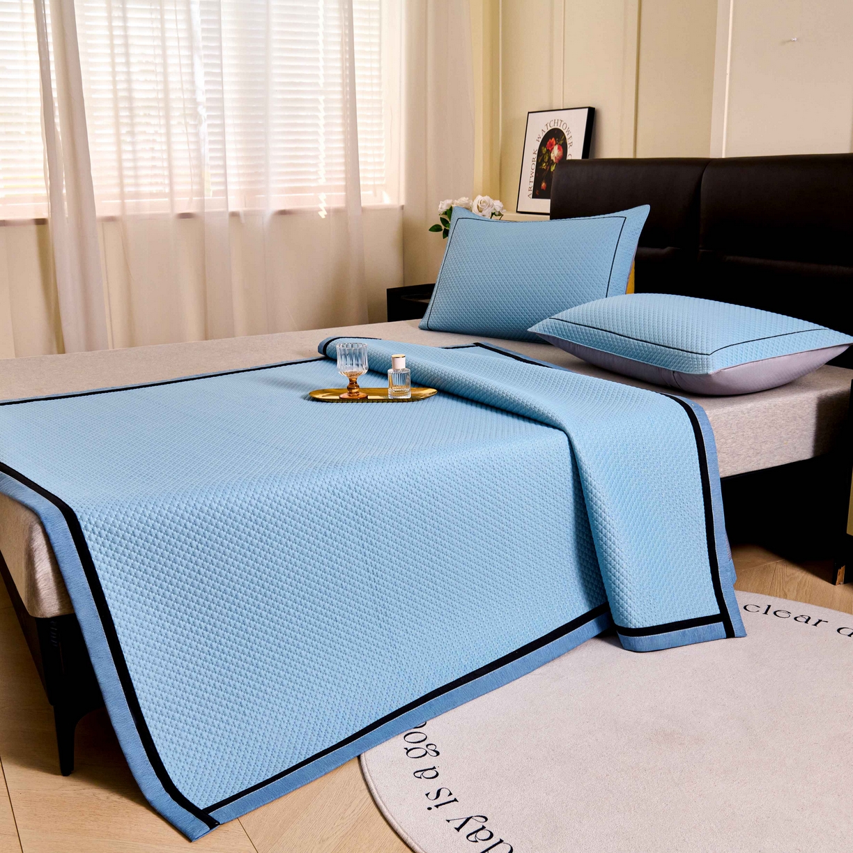 91家纺网 家纺一手货源 找家纺 梵克保罗 2026春夏新款凉感豆豆席极简织带平席款凉席极简贴边款 极简蓝