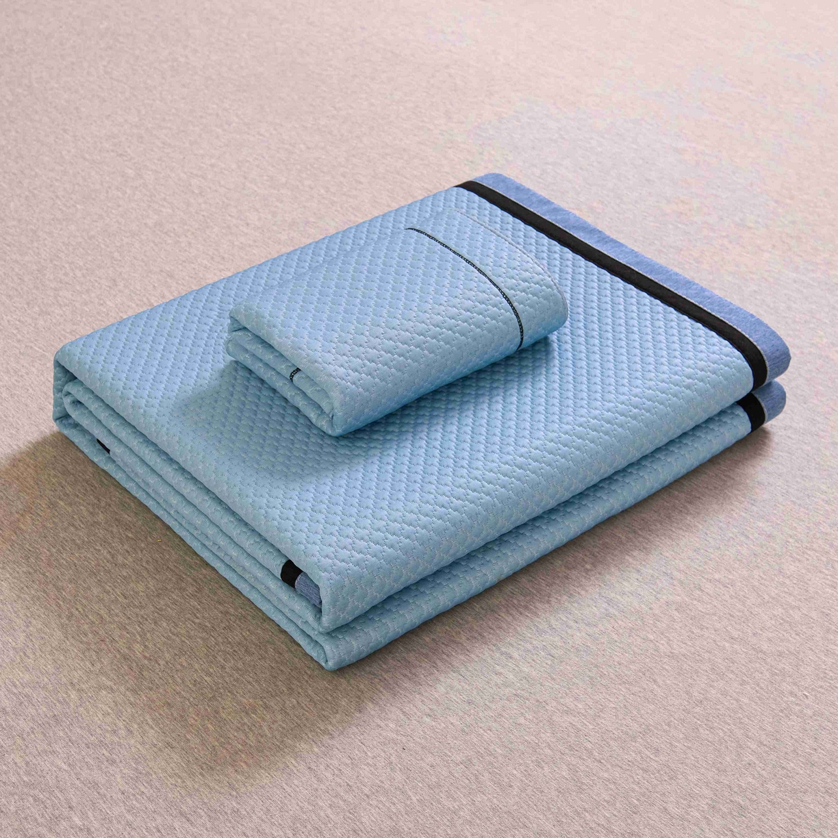 91家纺网 家纺一手货源 找家纺 梵克保罗 2026春夏新款凉感豆豆席极简织带平席款凉席极简贴边款 极简蓝