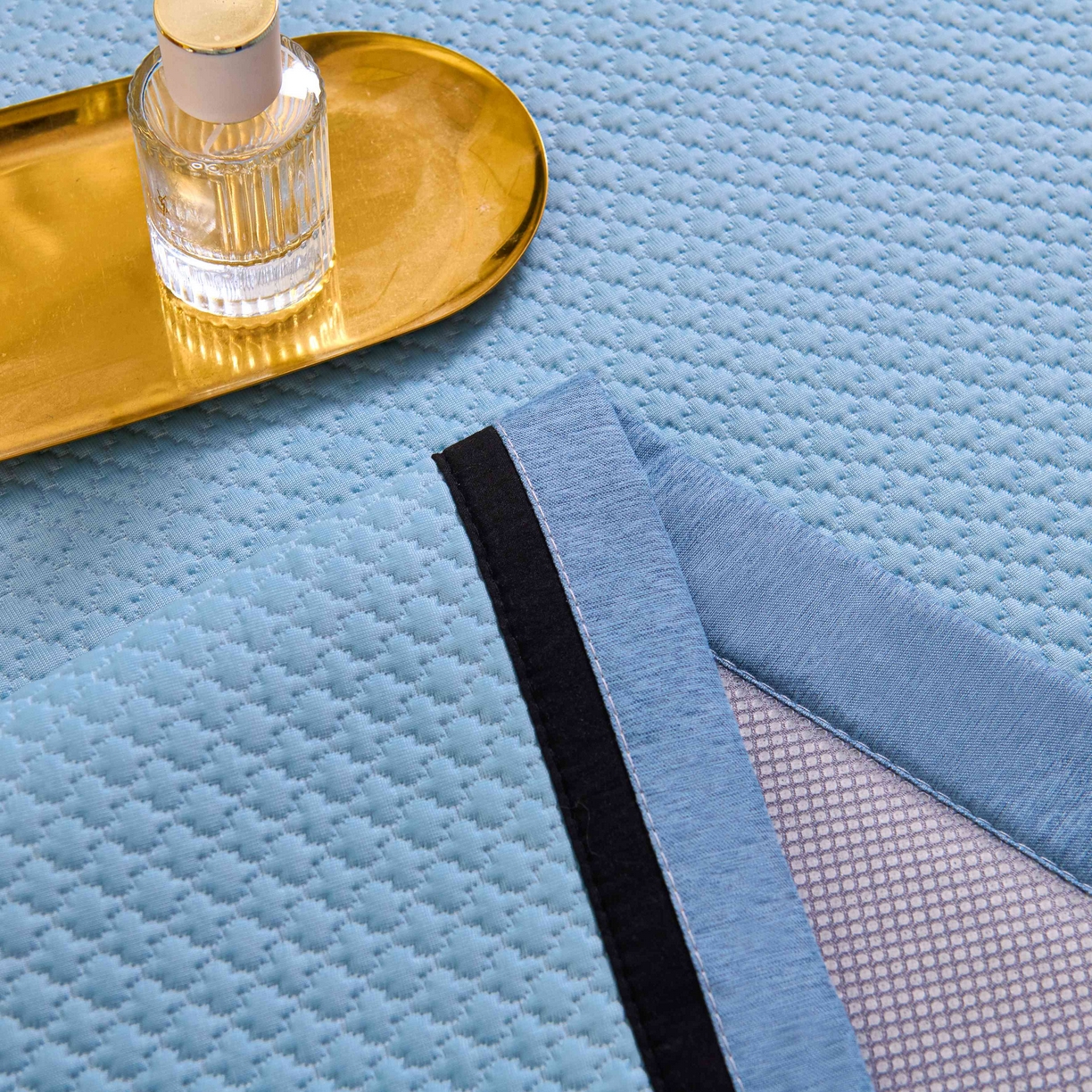 91家纺网 家纺一手货源 找家纺 梵克保罗 2026春夏新款凉感豆豆席极简织带平席款凉席极简贴边款 极简蓝