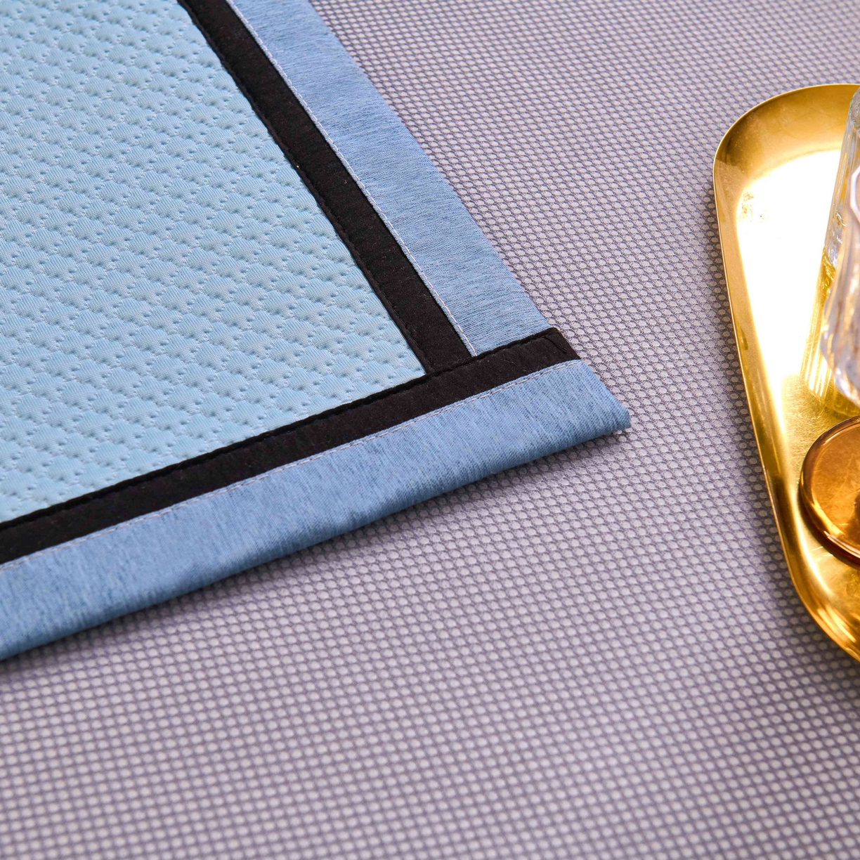 91家纺网 家纺一手货源 找家纺 梵克保罗 2026春夏新款凉感豆豆席极简织带平席款凉席极简贴边款 极简蓝