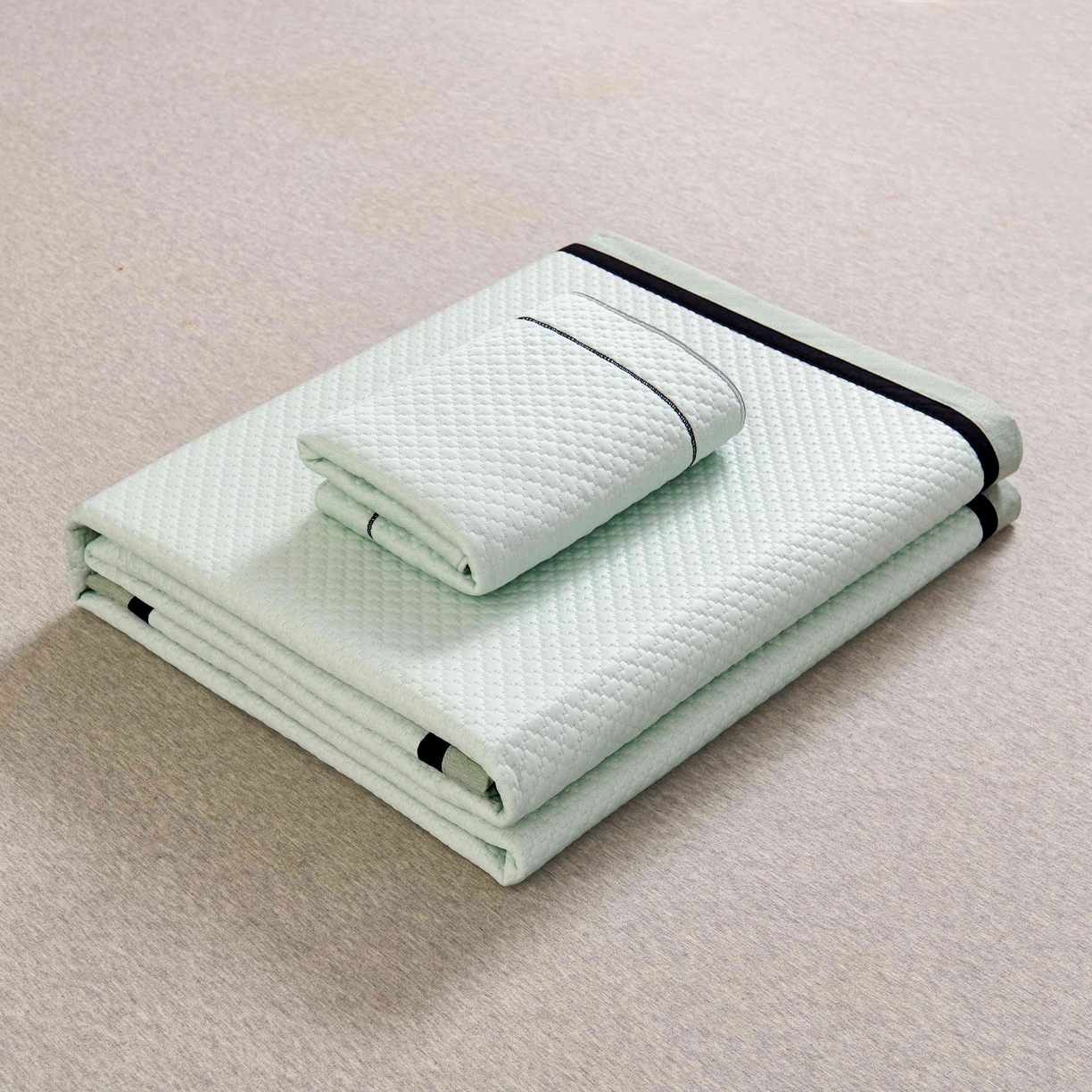 91家纺网 家纺一手货源 找家纺 梵克保罗 2026春夏新款凉感豆豆席极简织带平席款凉席极简贴边款 极简绿