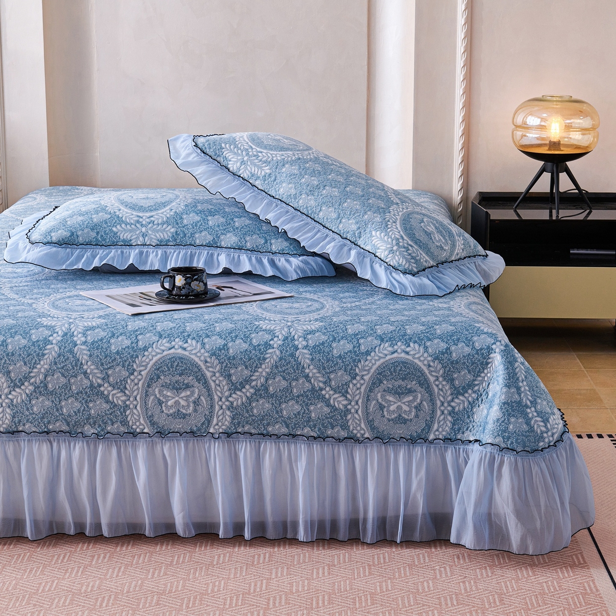 91家纺网 家纺一手货源 找家纺 （总）梵克保罗 2026春夏新款PE乙纶冰豆豆双色提花床裙款凉席席子三件套-蝶舞花间系列