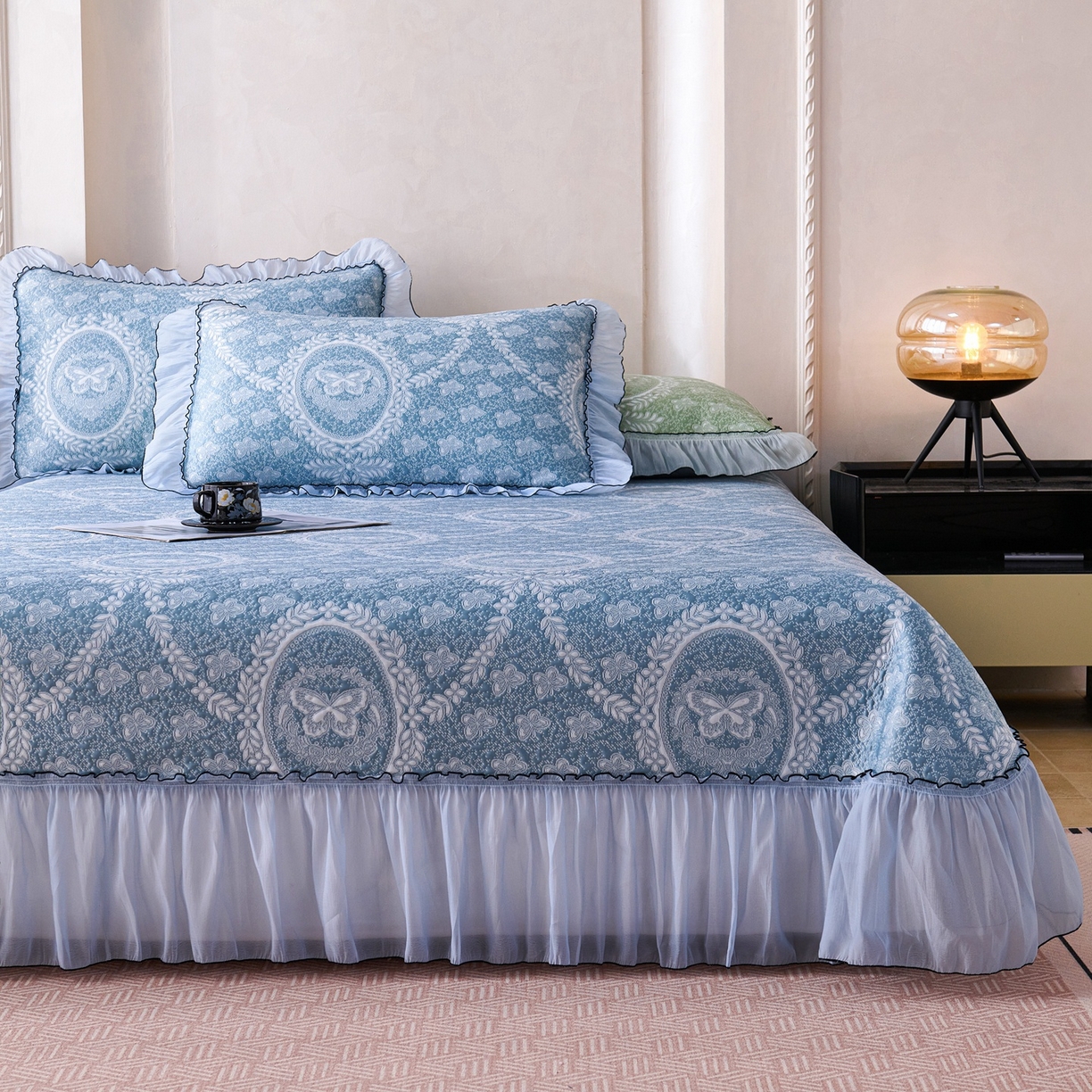 91家纺网 家纺一手货源 找家纺 （总）梵克保罗 2026春夏新款PE乙纶冰豆豆双色提花床裙款凉席席子三件套-蝶舞花间系列