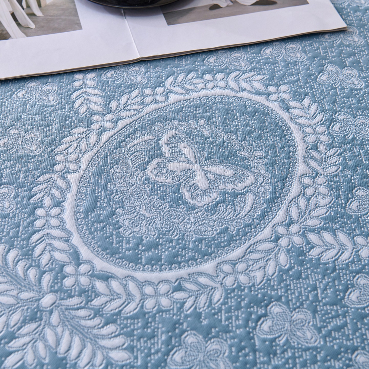 91家纺网 家纺一手货源 找家纺 （总）梵克保罗 2026春夏新款PE乙纶冰豆豆双色提花床裙款凉席席子三件套-蝶舞花间系列