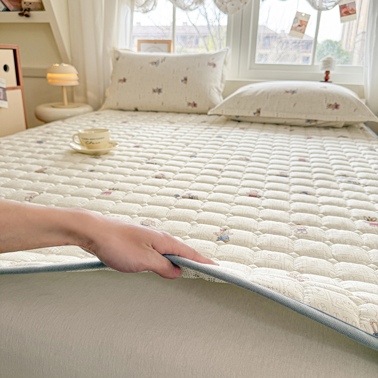 91家纺网 家纺一手货源 找家纺 （总）丽诺床垫 2026新款全棉抑菌防滑床褥床垫兔兔邮票集