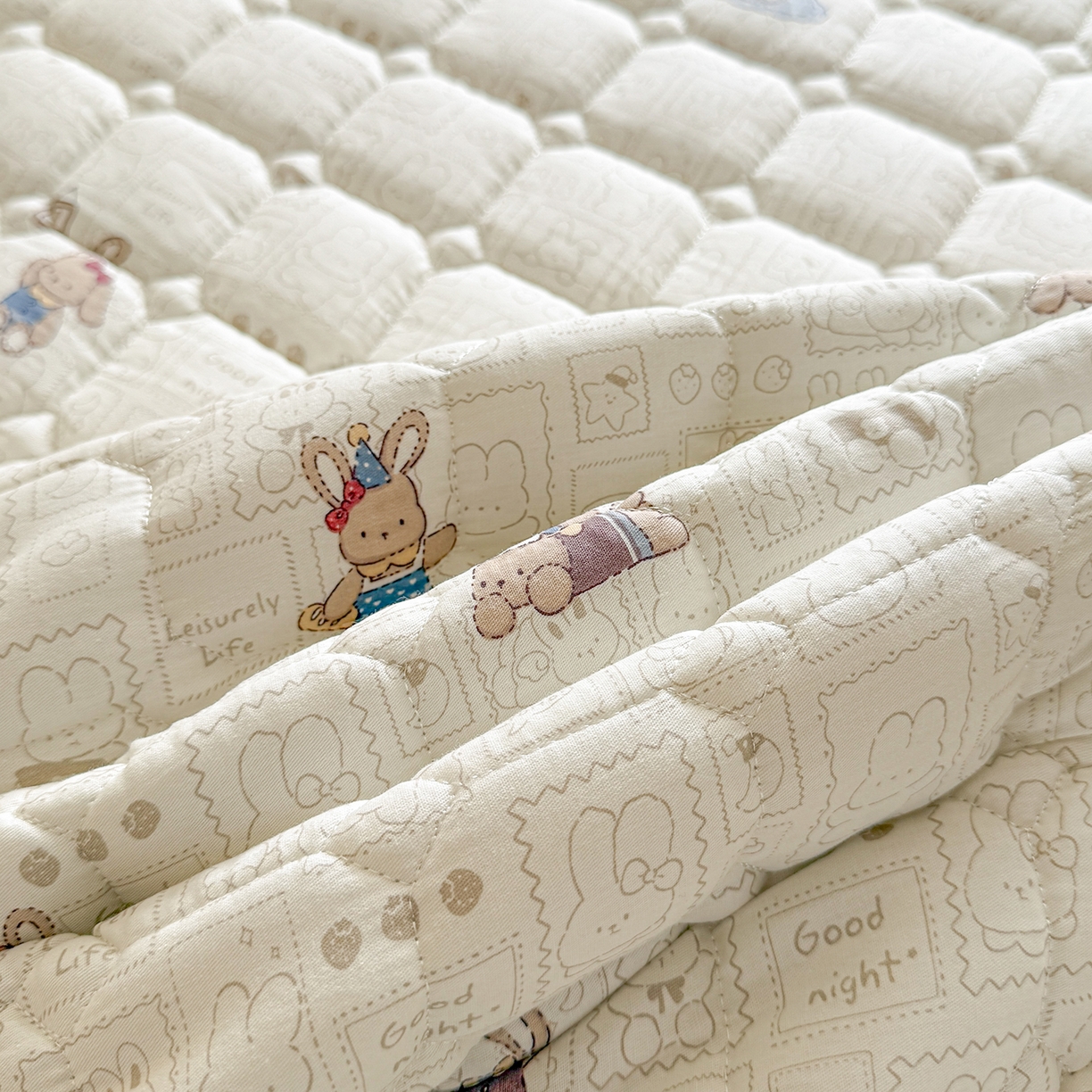 91家纺网 家纺一手货源 找家纺 （总）丽诺床垫 2026新款全棉抑菌防滑床褥床垫兔兔邮票集