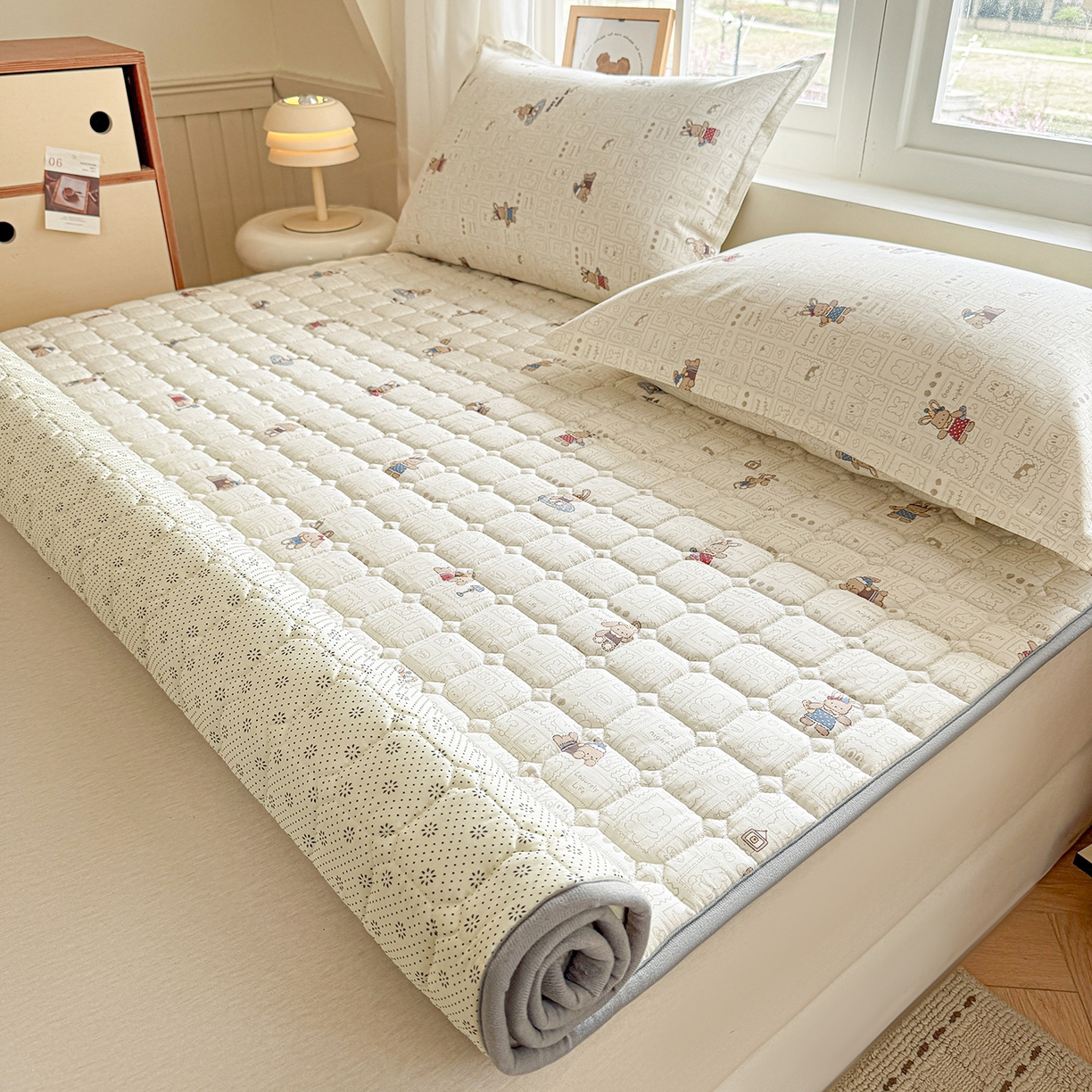 91家纺网 家纺一手货源 找家纺 （总）丽诺床垫 2026新款全棉抑菌防滑床褥床垫兔兔邮票集