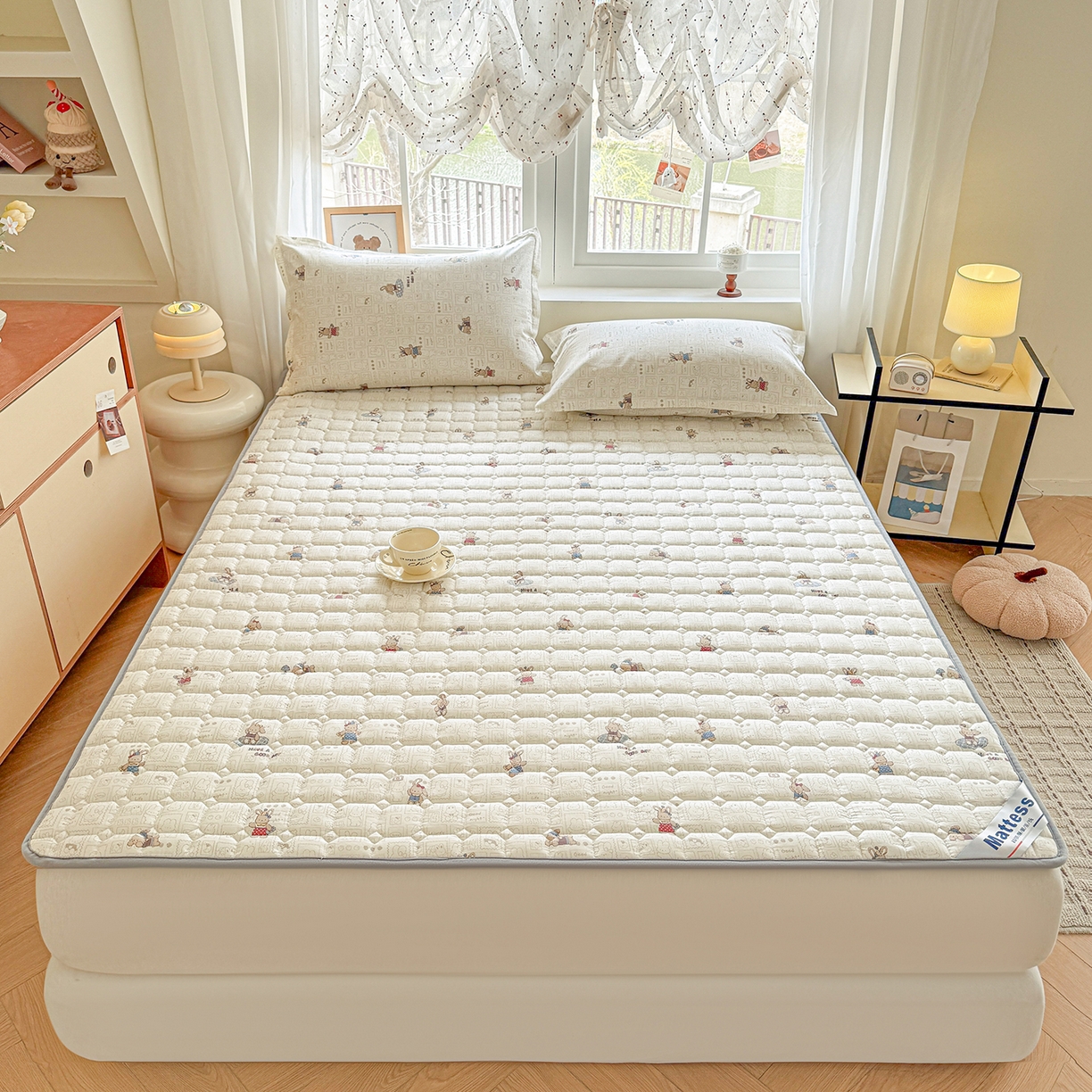 91家纺网 家纺一手货源 找家纺 （总）丽诺床垫 2026新款全棉抑菌防滑床褥床垫兔兔邮票集