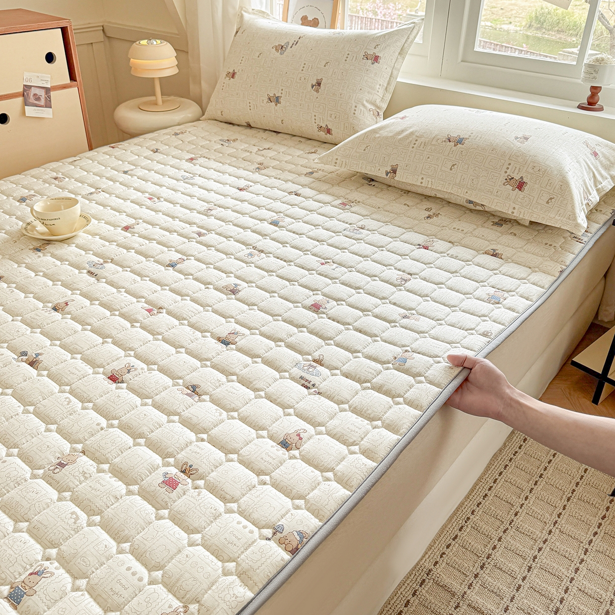 91家纺网 家纺一手货源 找家纺 （总）丽诺床垫 2026新款全棉抑菌防滑床褥床垫兔兔邮票集