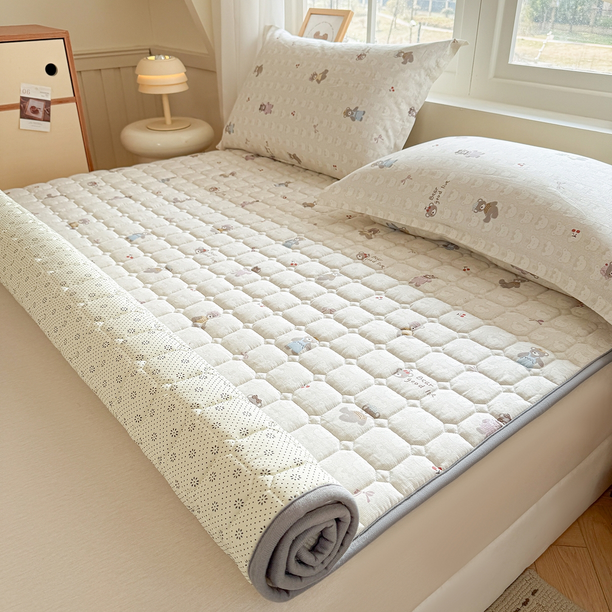 91家纺网 家纺一手货源 找家纺 （总）丽诺床垫 2026新款全棉抑菌防滑床褥床垫熊熊漫歌