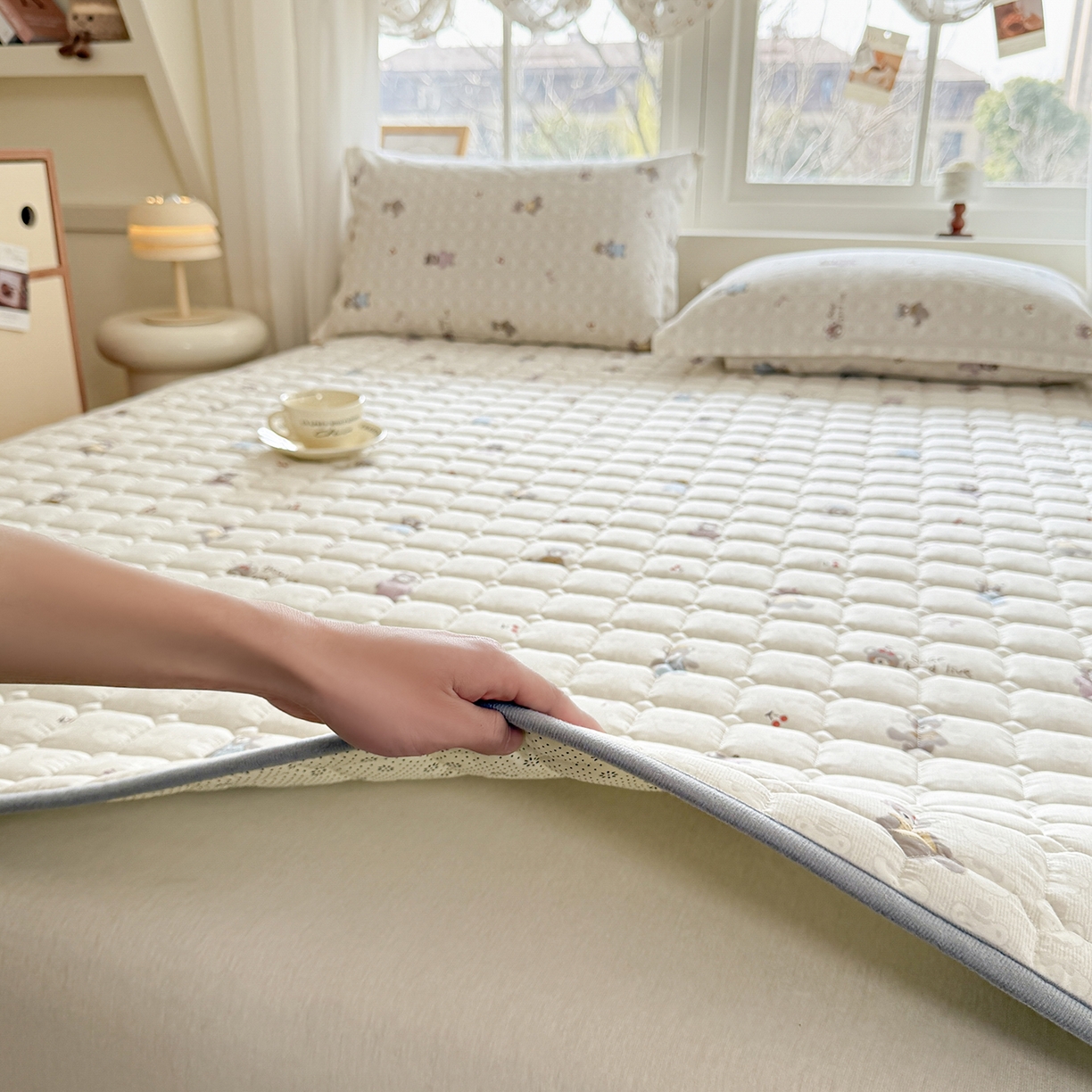 91家纺网 家纺一手货源 找家纺 （总）丽诺床垫 2026新款全棉抑菌防滑床褥床垫熊熊漫歌