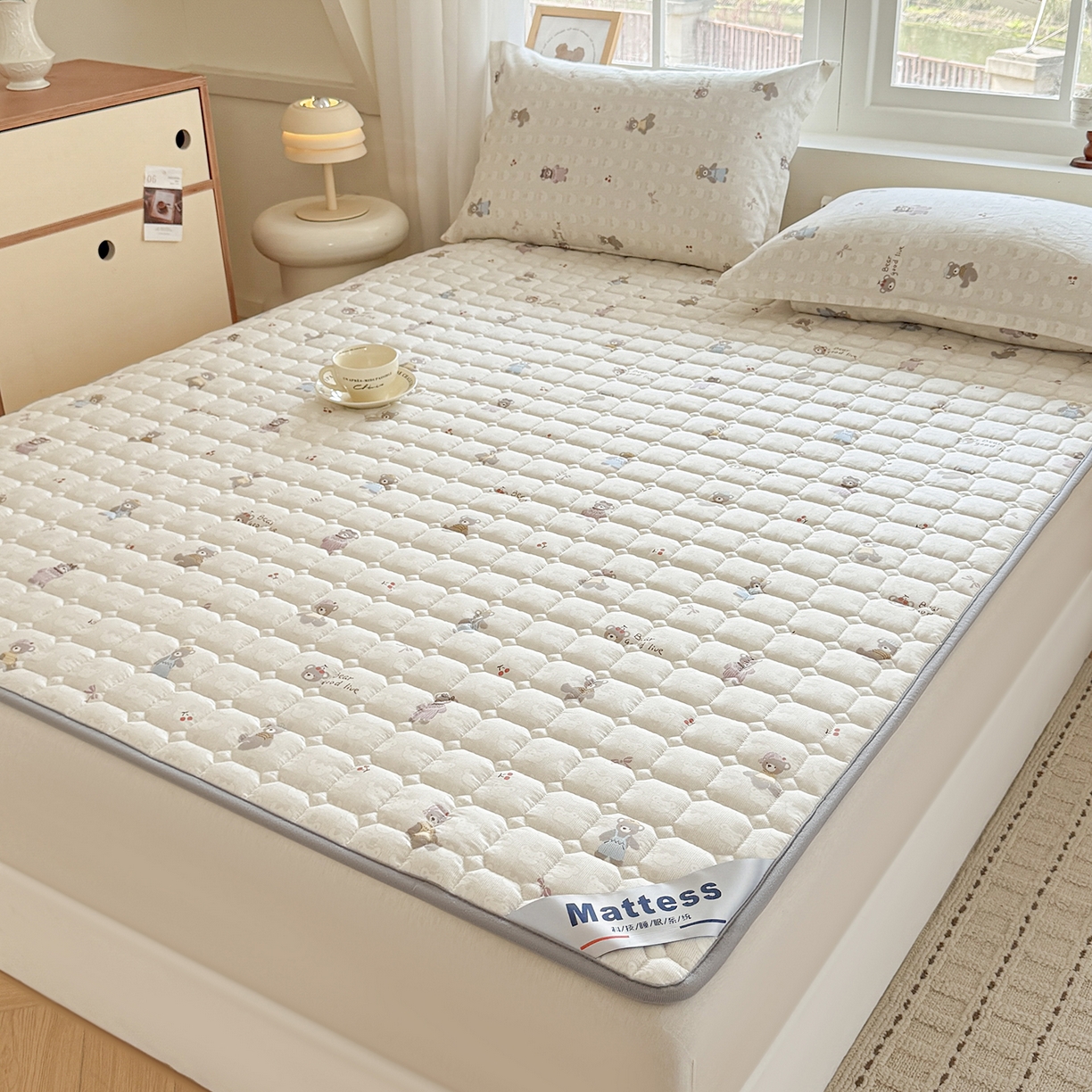 91家纺网 家纺一手货源 找家纺 （总）丽诺床垫 2026新款全棉抑菌防滑床褥床垫熊熊漫歌