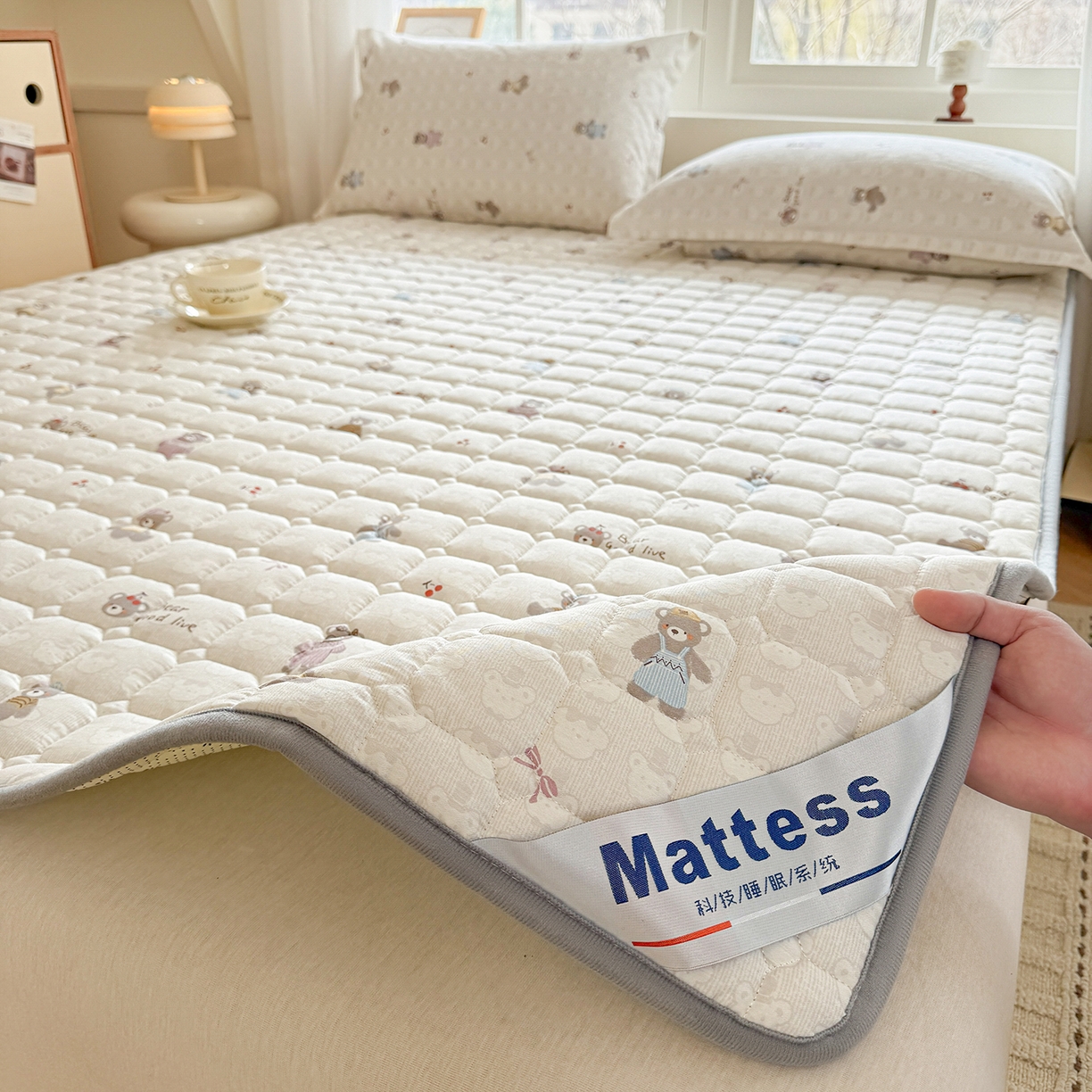 91家纺网 家纺一手货源 找家纺 （总）丽诺床垫 2026新款全棉抑菌防滑床褥床垫熊熊漫歌