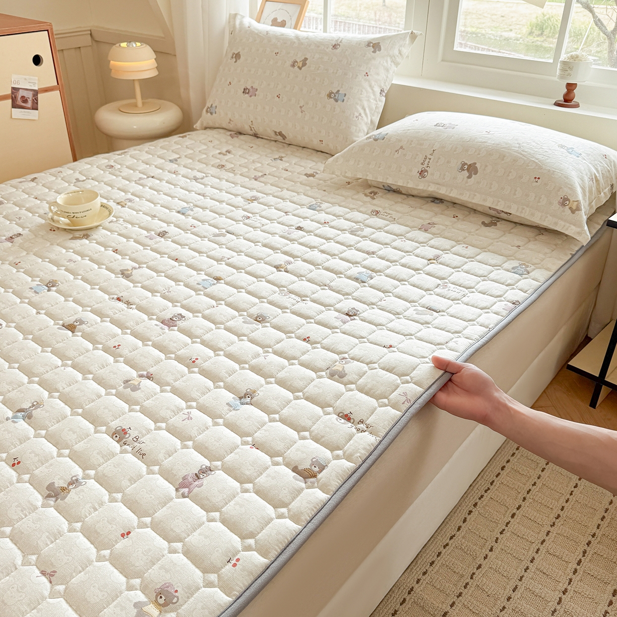 91家纺网 家纺一手货源 找家纺 （总）丽诺床垫 2026新款全棉抑菌防滑床褥床垫熊熊漫歌